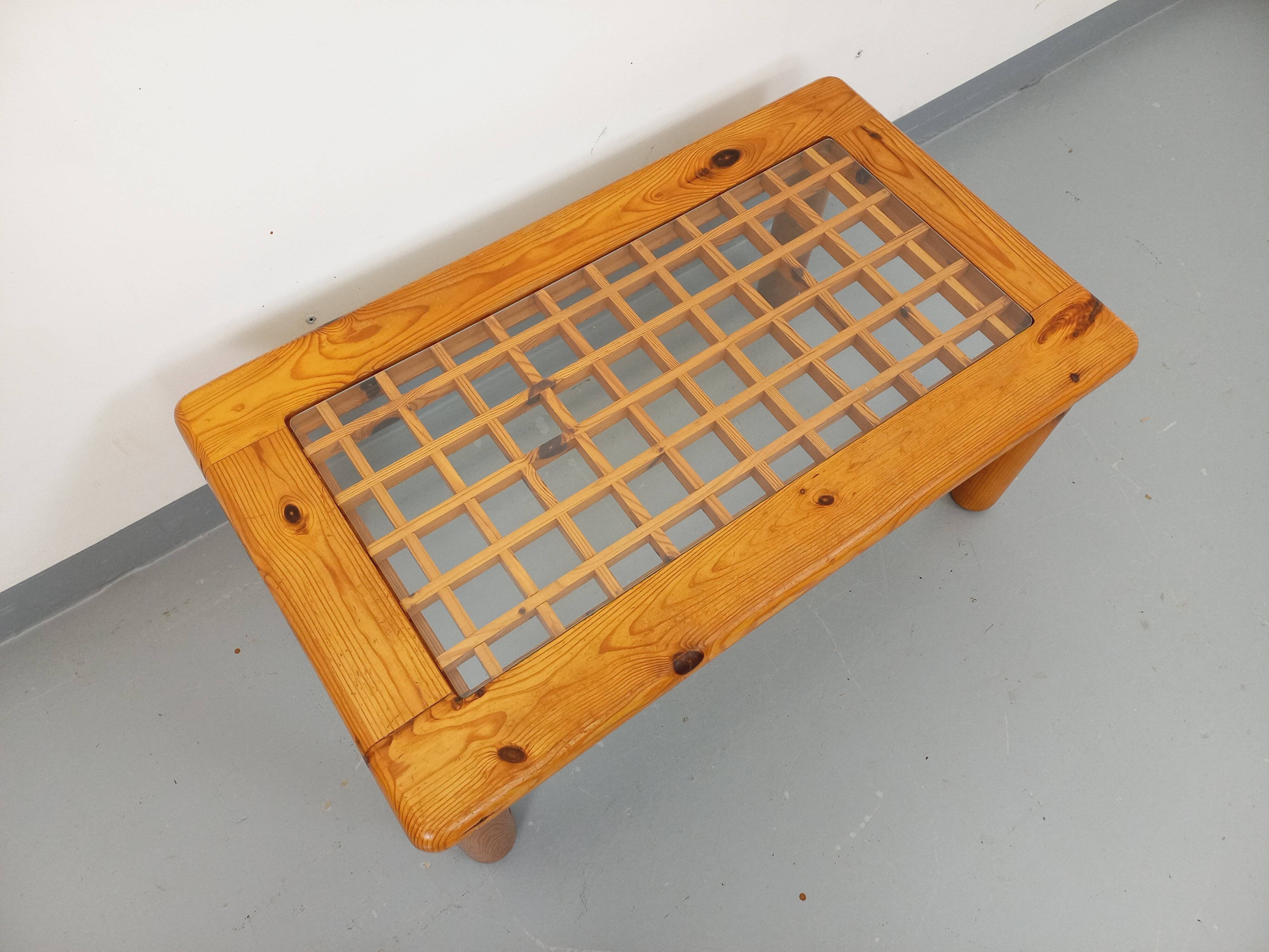 Vintage modernist coffee table in pine and glass from the 70s and 80s.