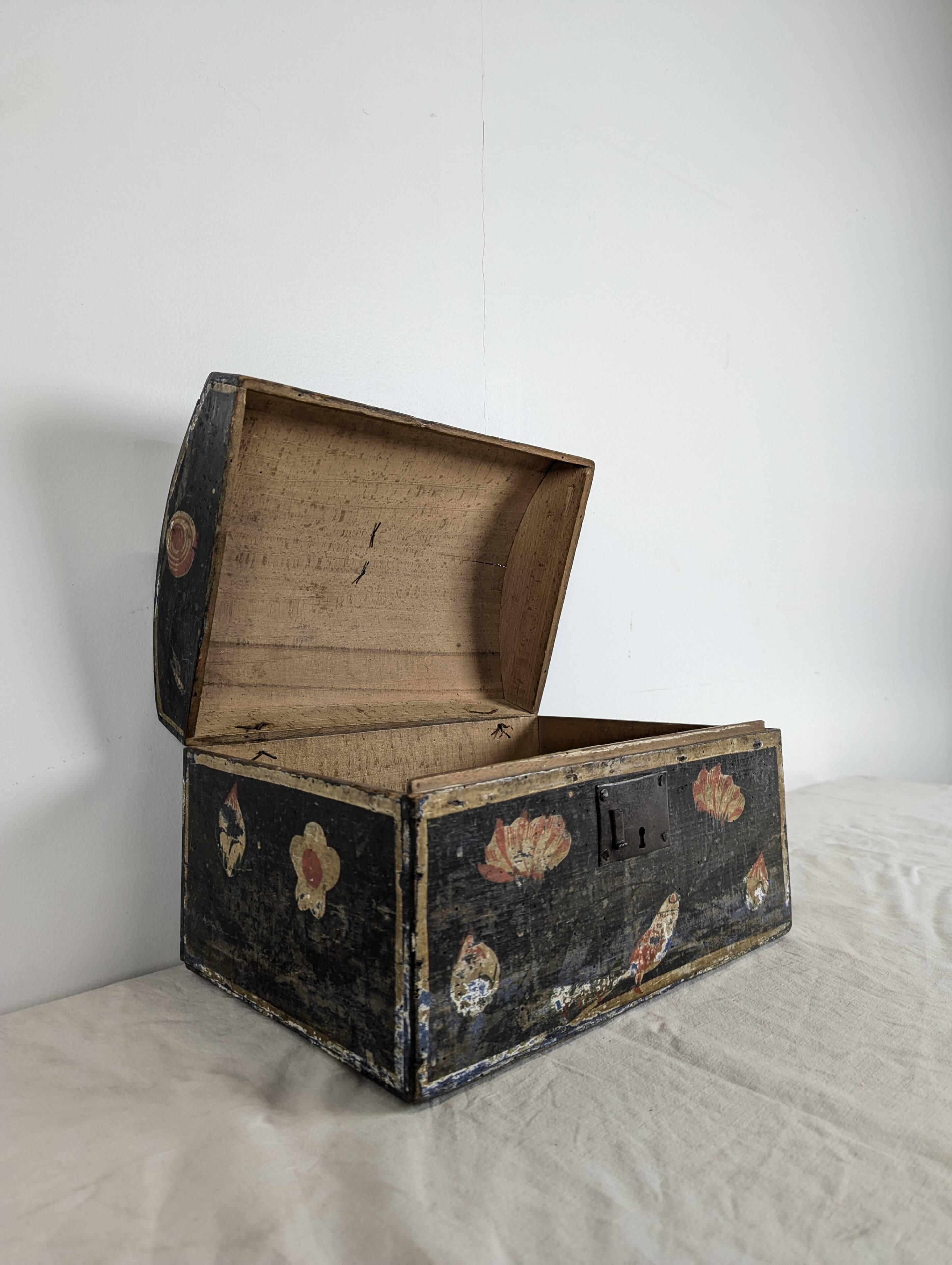 Small Norman wedding chest from the 19th century.