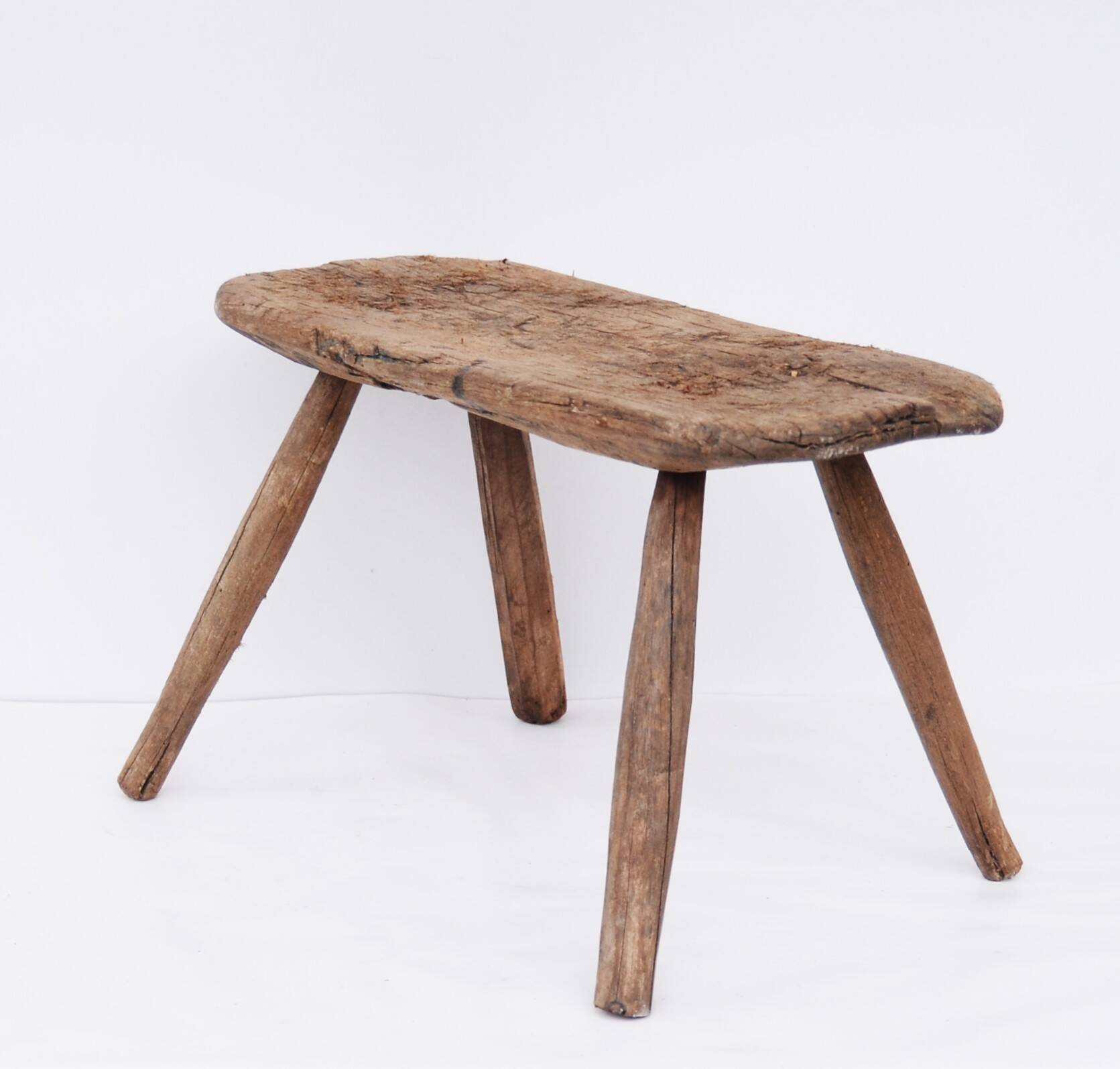 Tabouret de traite rural ancien en hêtre massif