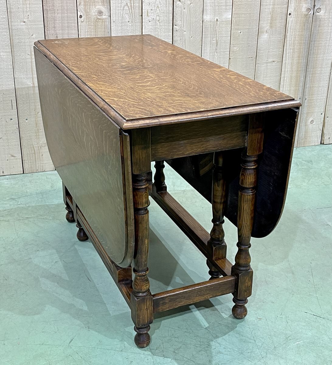 English folding table called -Gateleg- oak from the 1930s