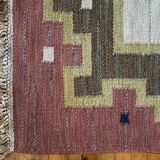 Tapis à tissage plat Röllakan rose et blanc moderne scandinave, Suède, années 1960.