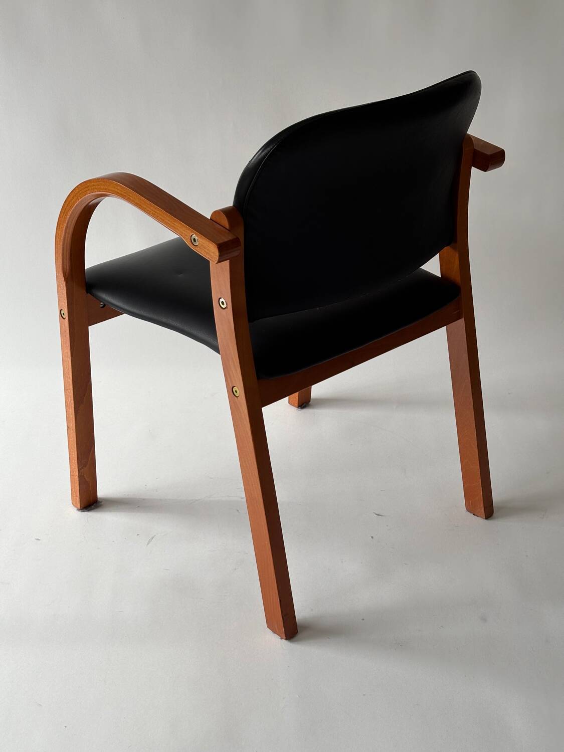 Chaise de bureau bois et Skaï noir 1980