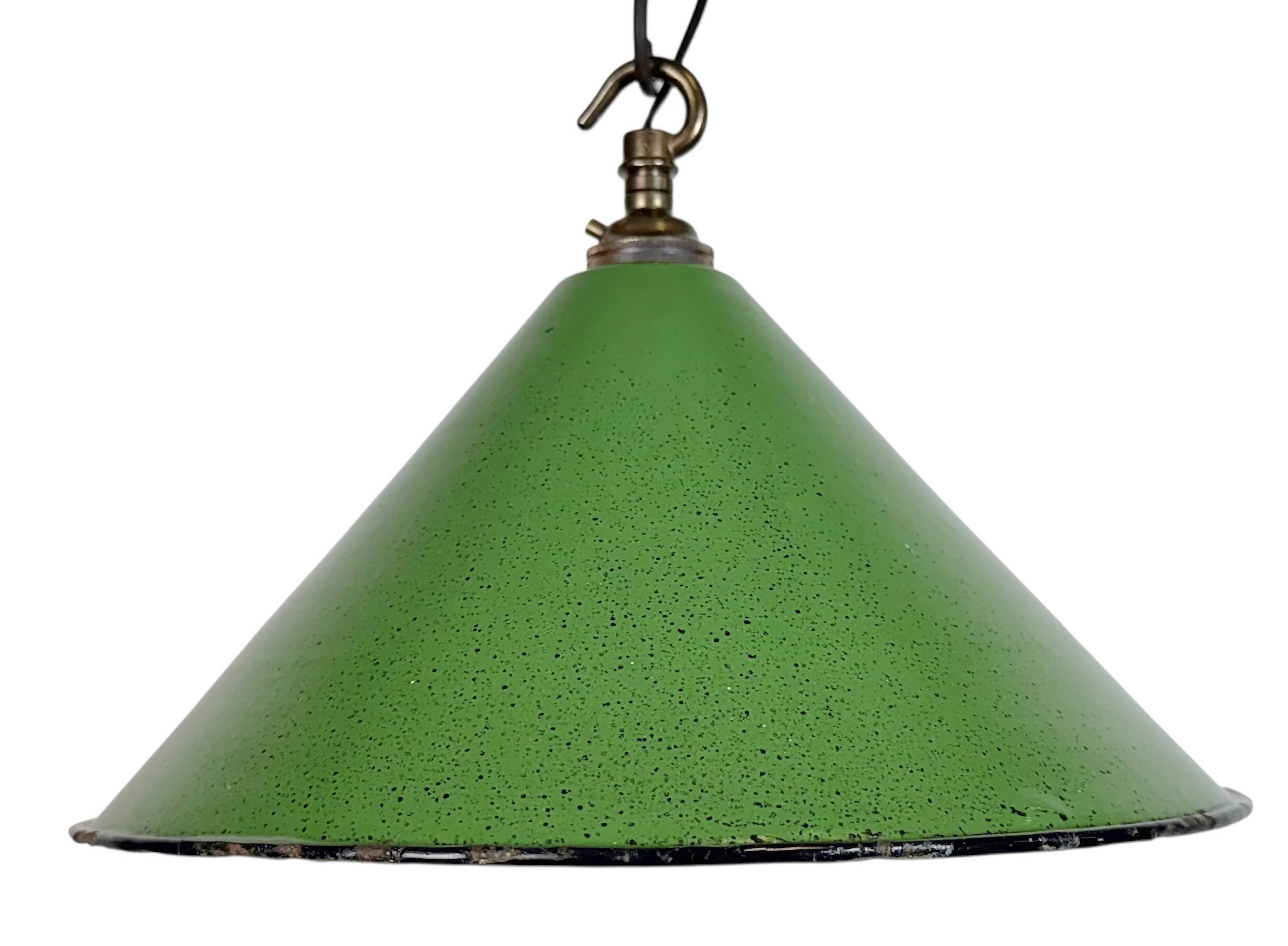 Suspension industrielle en tôle émaillée verte, années 1950