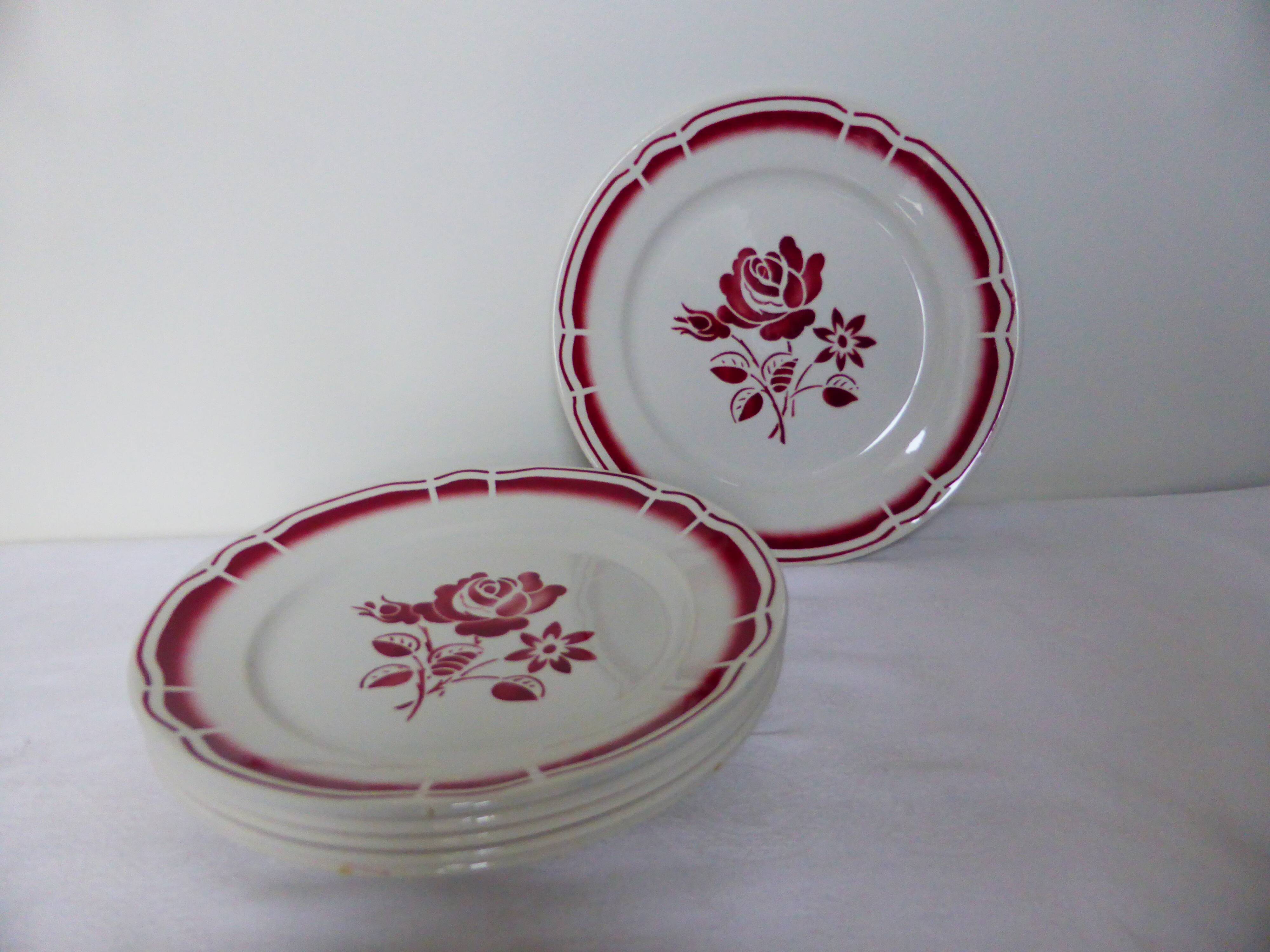 6 flat plates with red flowers in porcelain
