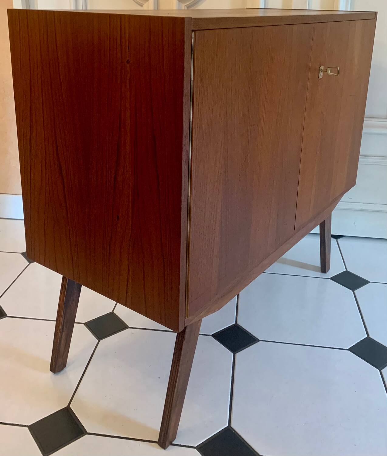 Sideboard compass feet