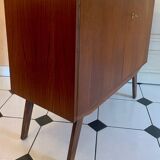 Sideboard compass feet
