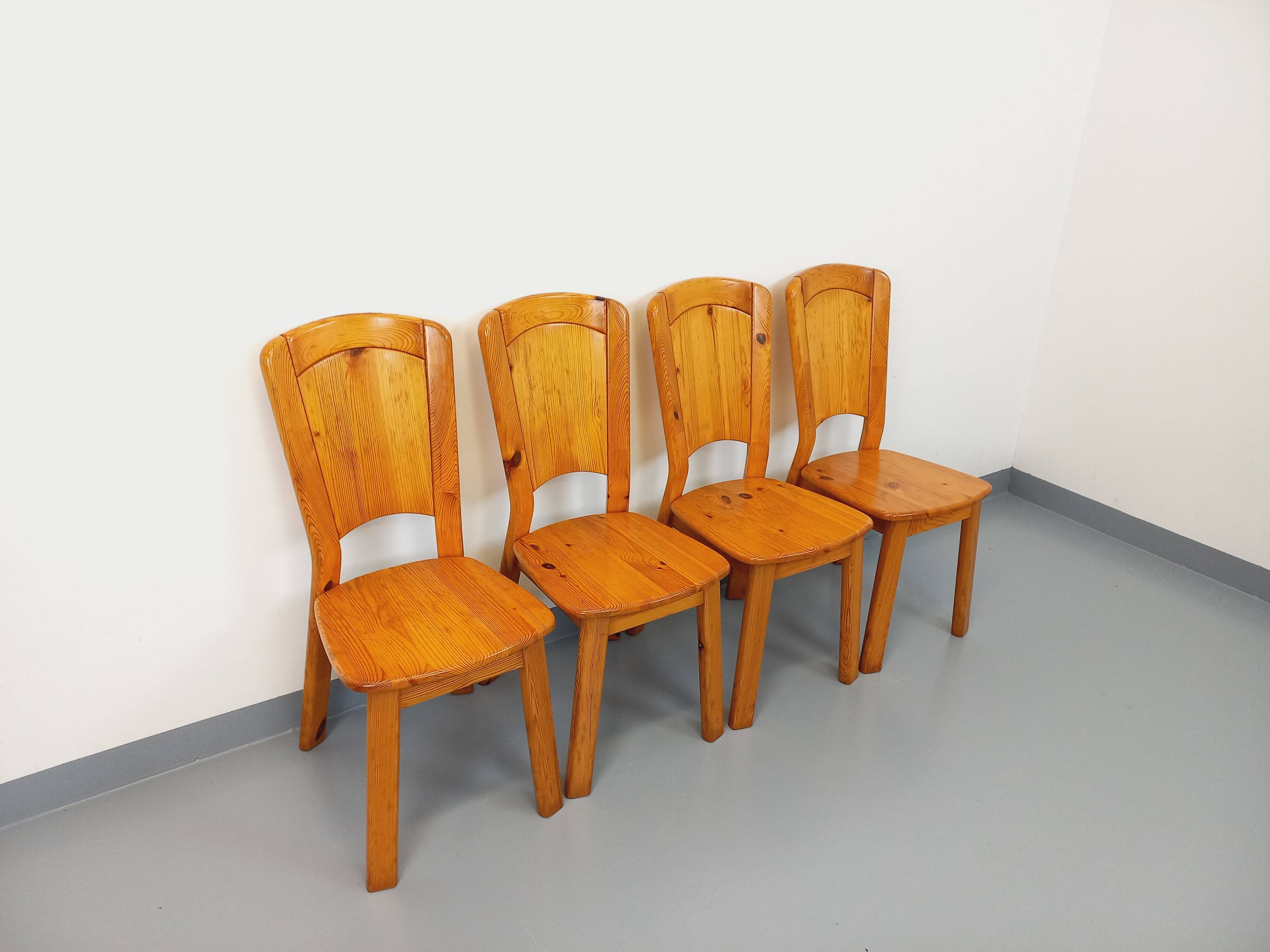 Set of 4 vintage chairs in pine from the 70s