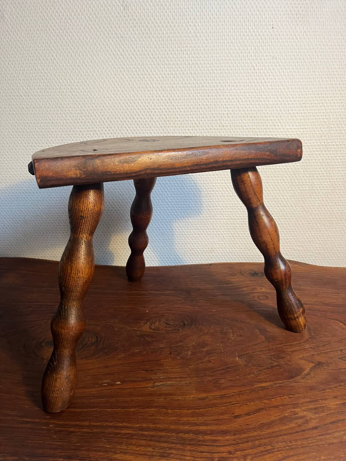 Tabouret tripode bois avec clous