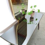 Sidetable met lades en grote spiegel met gouden rand, kaptafel