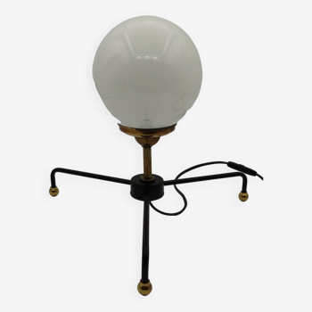 Lampe tripode en métal noir laiton et globe opaline