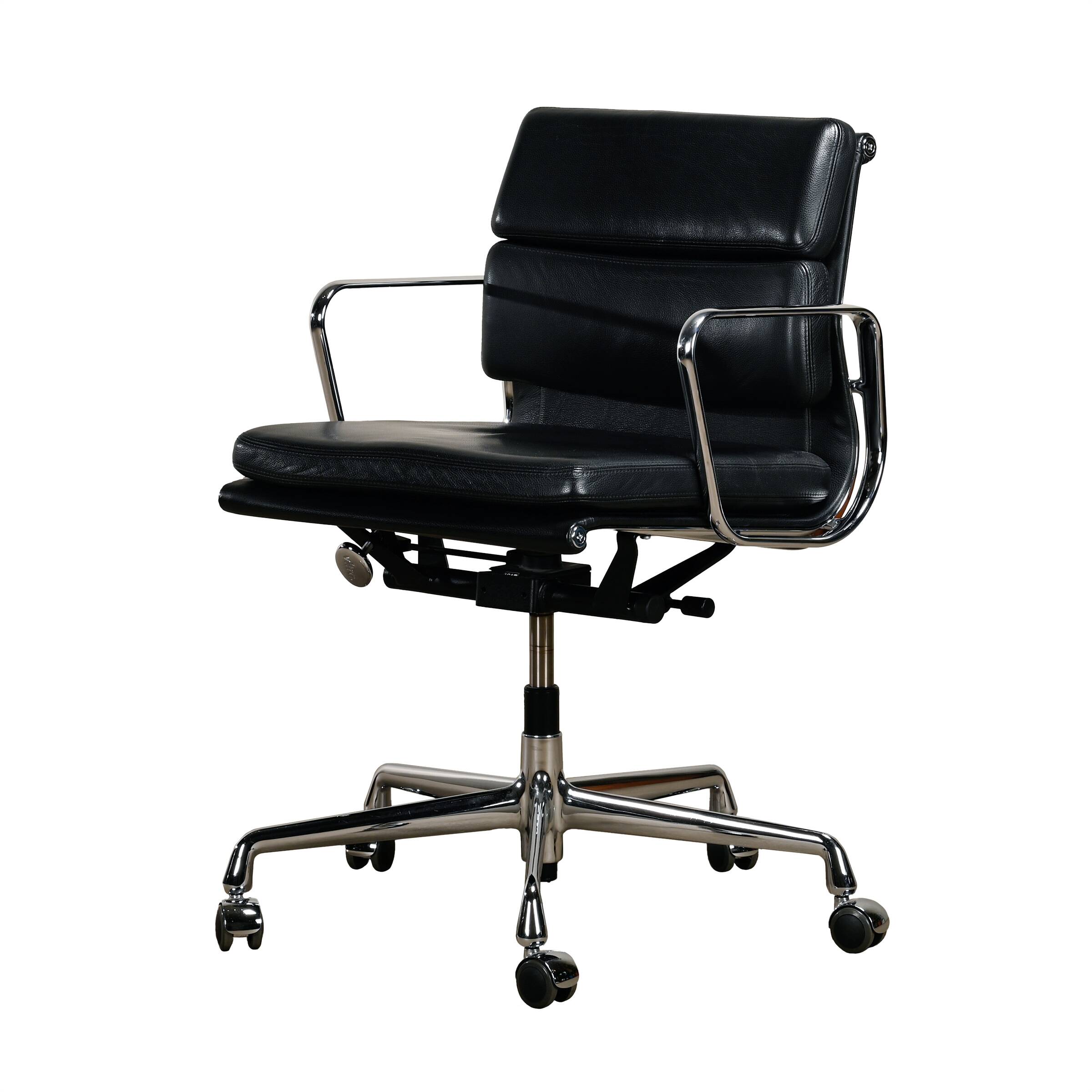 Charles & Ray Eames EA217 Office Chair in Chrome and Black leather, Vitra