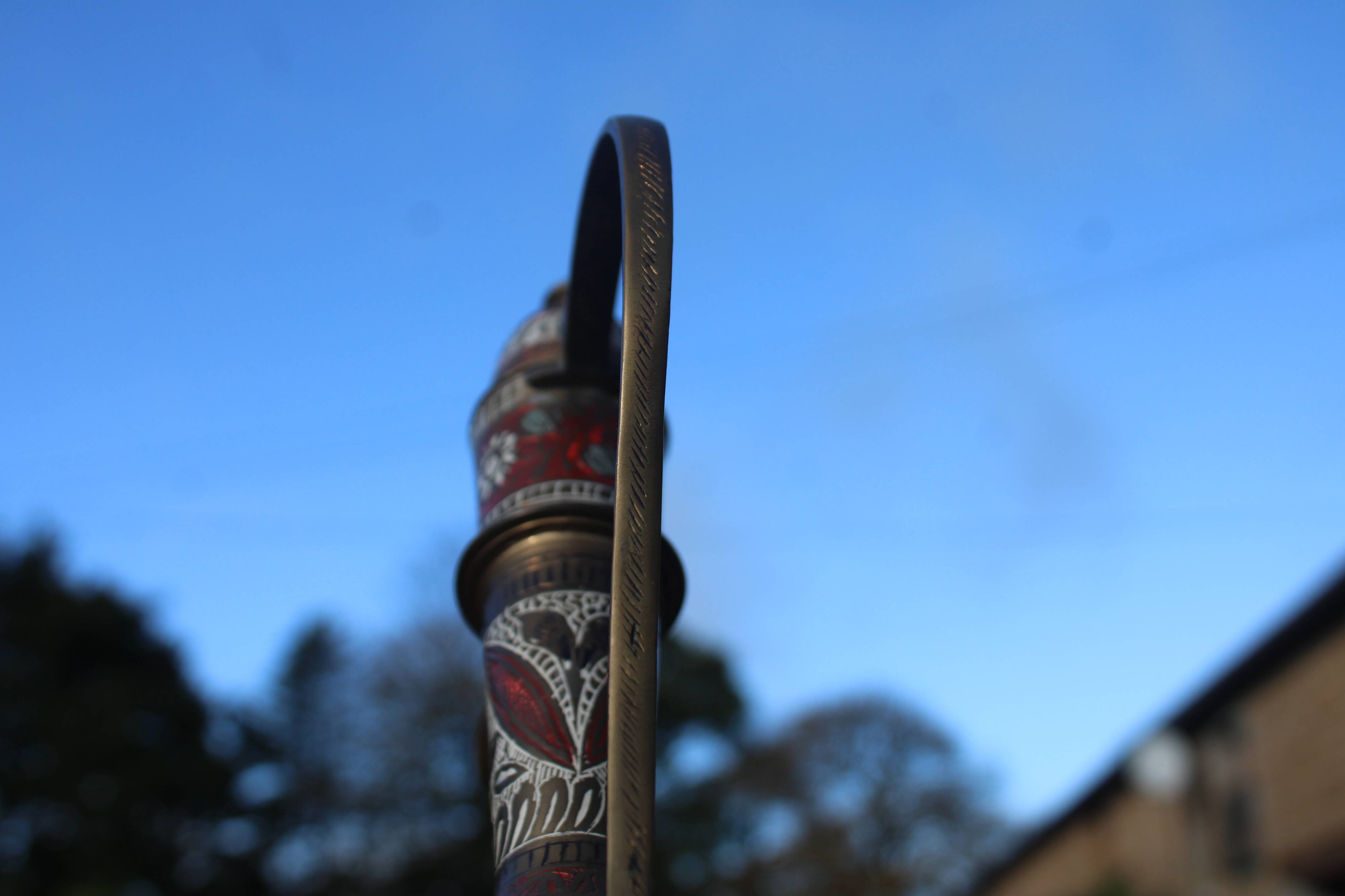 Verseuse orientale en laiton gravé – H29 cm x L22 cm x P7 cm