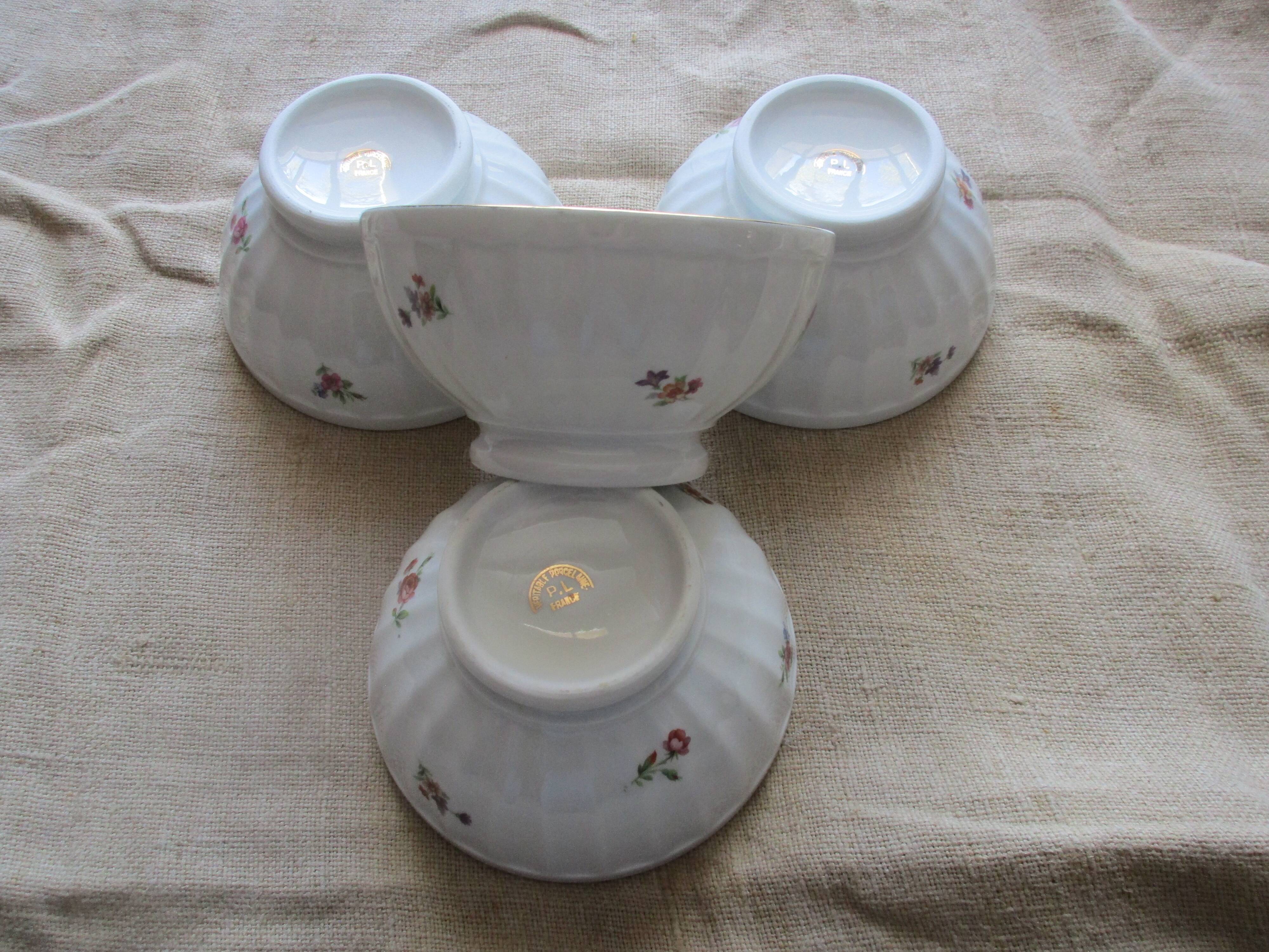 Lot of 4 bowls with porcelain flowers
