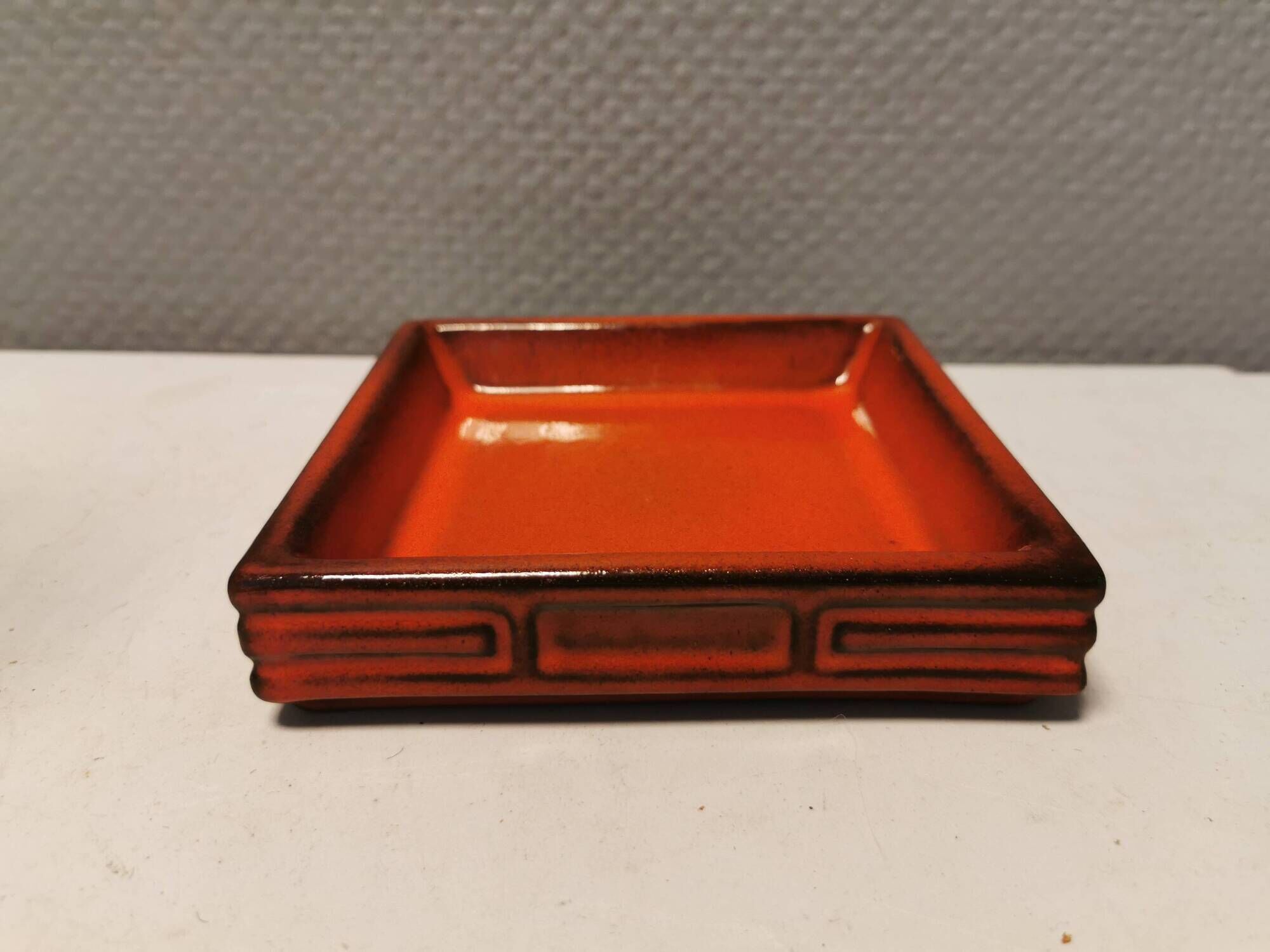 Beau plat/cendrier en céramique du célèbre Knabstrup Danemark, années 1970.