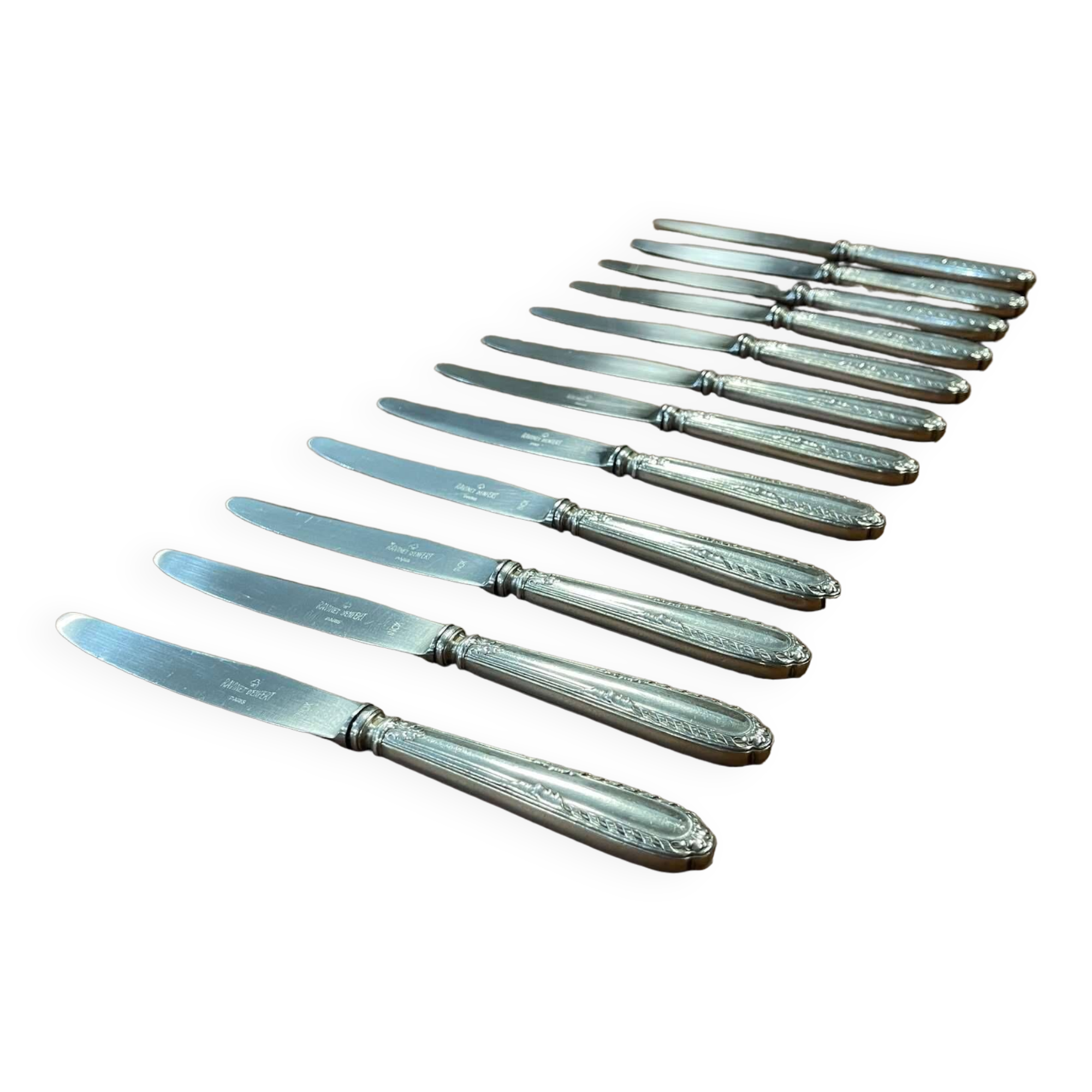 Lot de 12 petits couteaux en métal argenté et inox de la marque Ravinet d'Enfer Paris