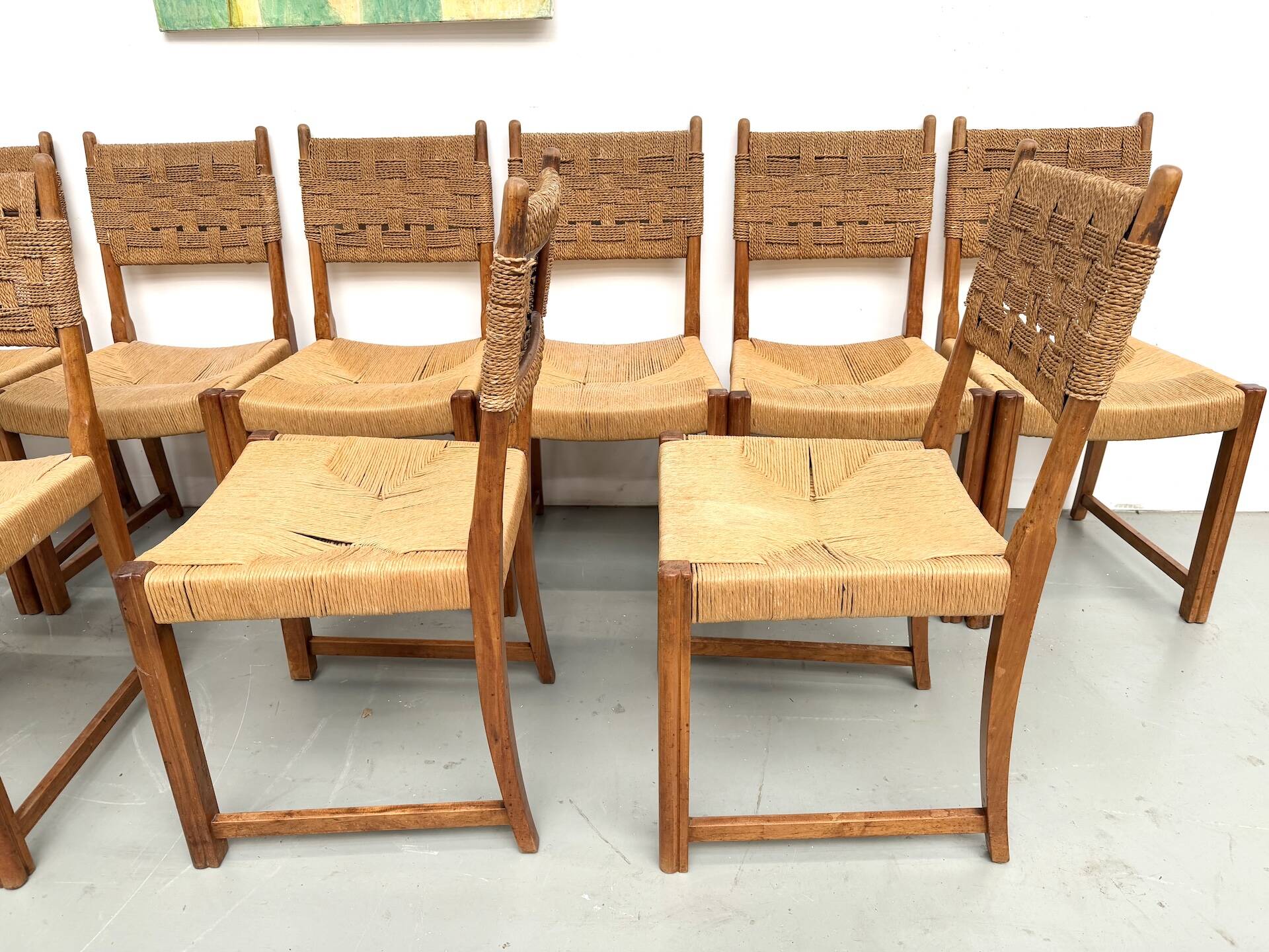 Série de dix chaises en orme massif tressées main, France circa 1965