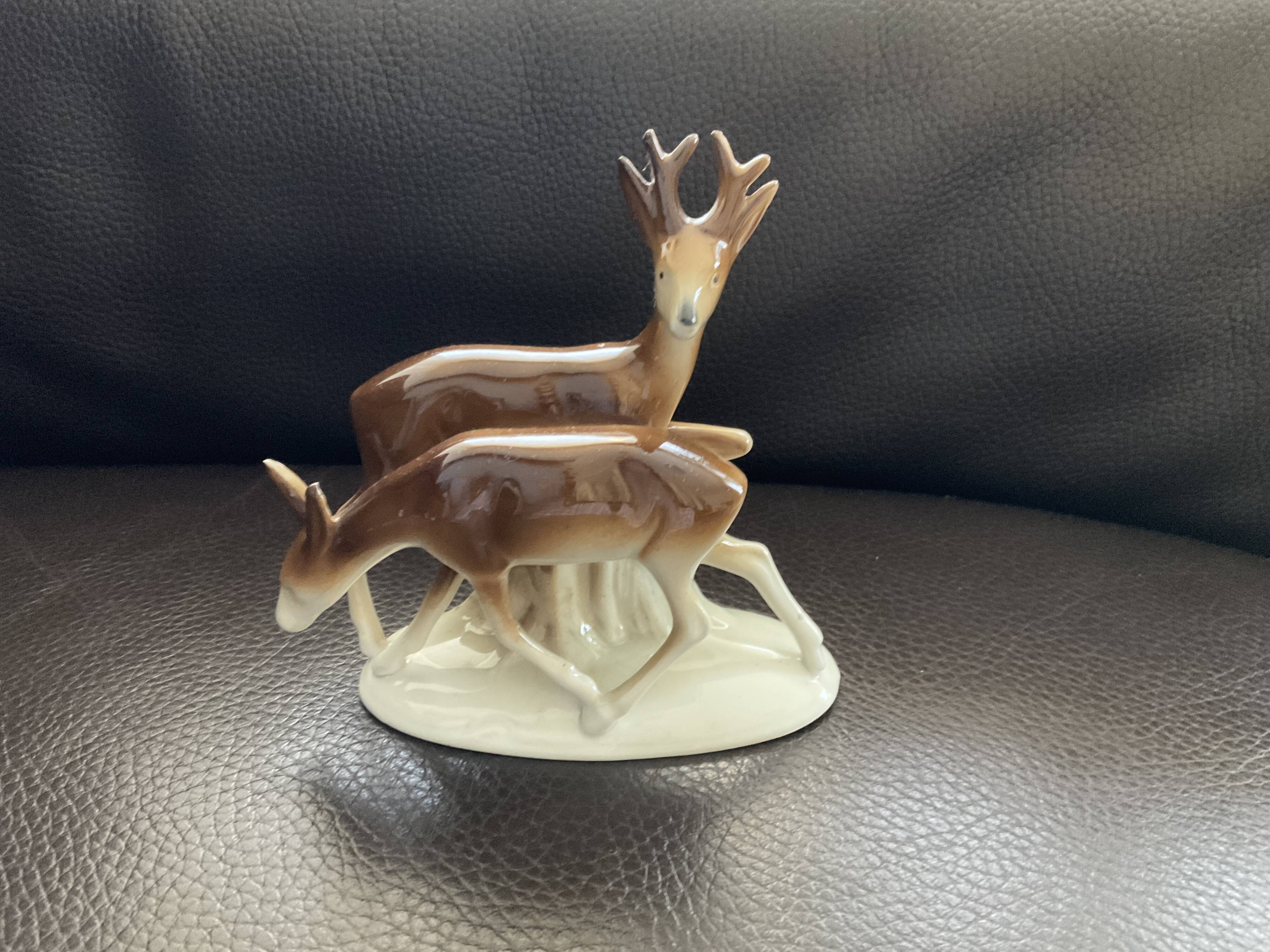 Figurine en porcelaine biche et cerf