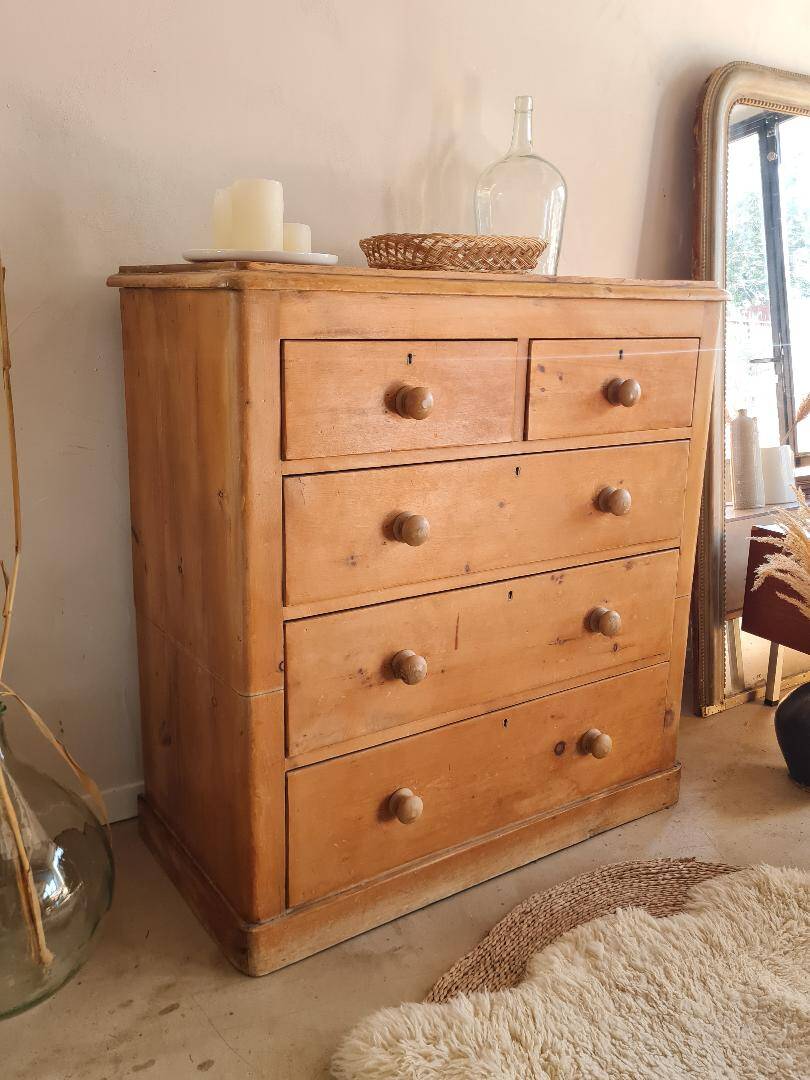 Antique English-style chest of drawers