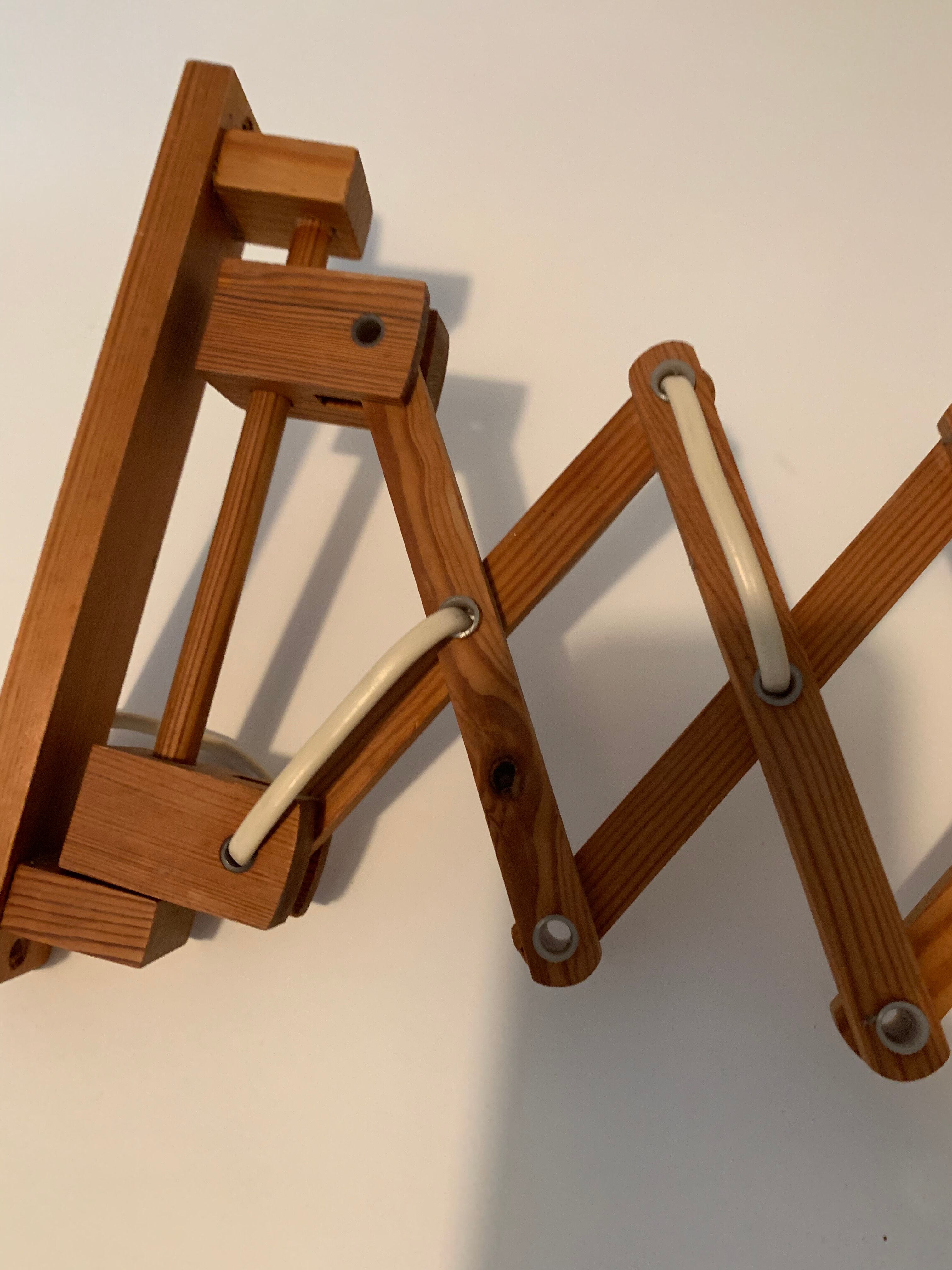 Extendable wooden wall lamp