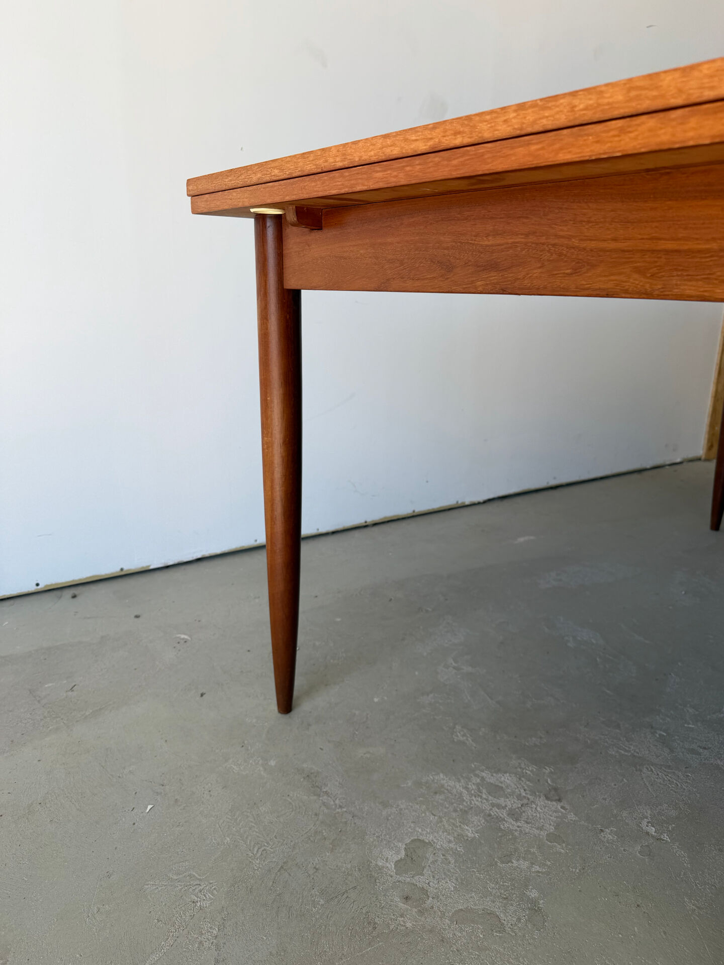 Rectangular extendable dining table with Scandinavian design in teak.