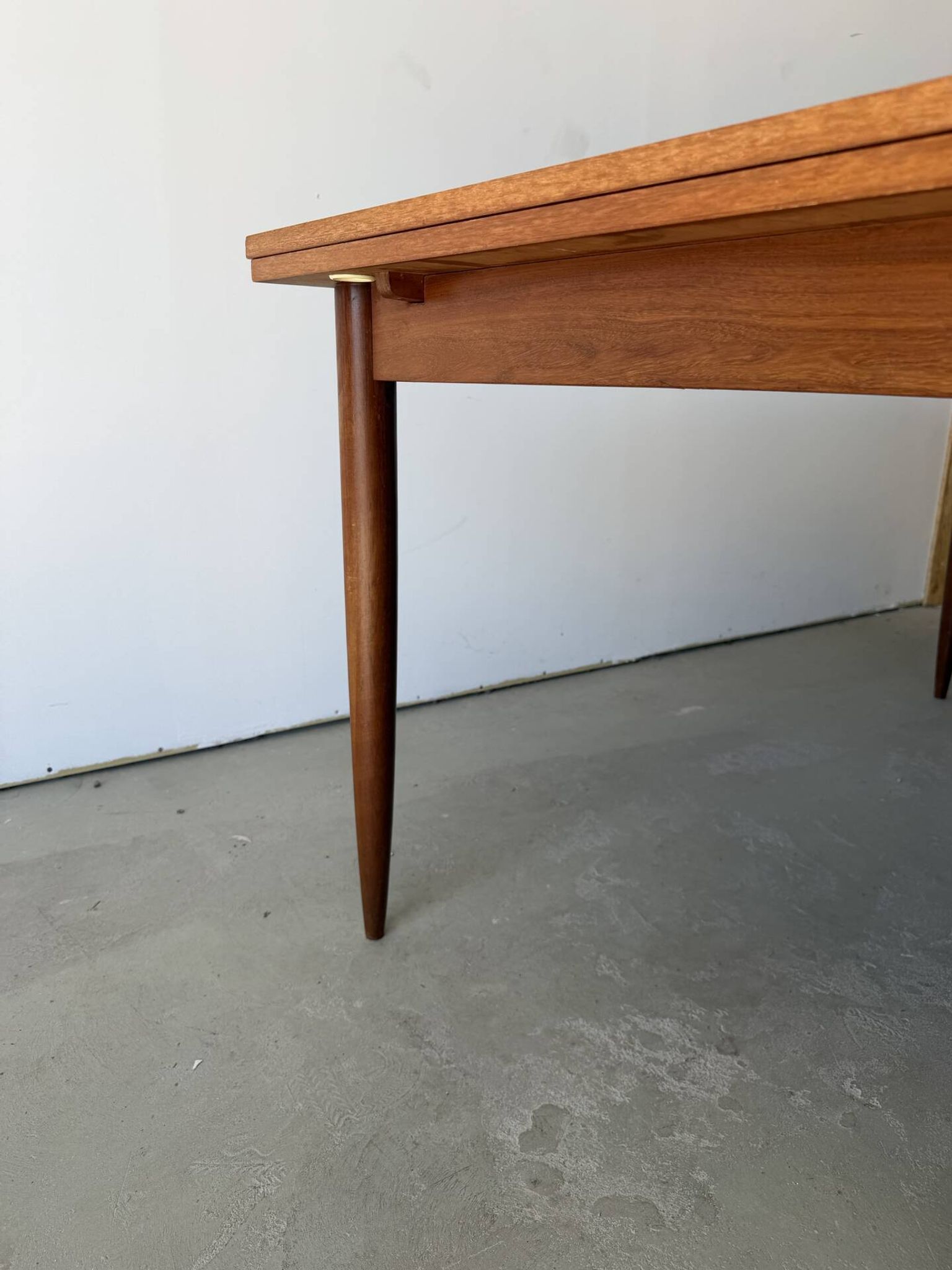 Table à manger rectangulaire à rallonges design scandinave en teck