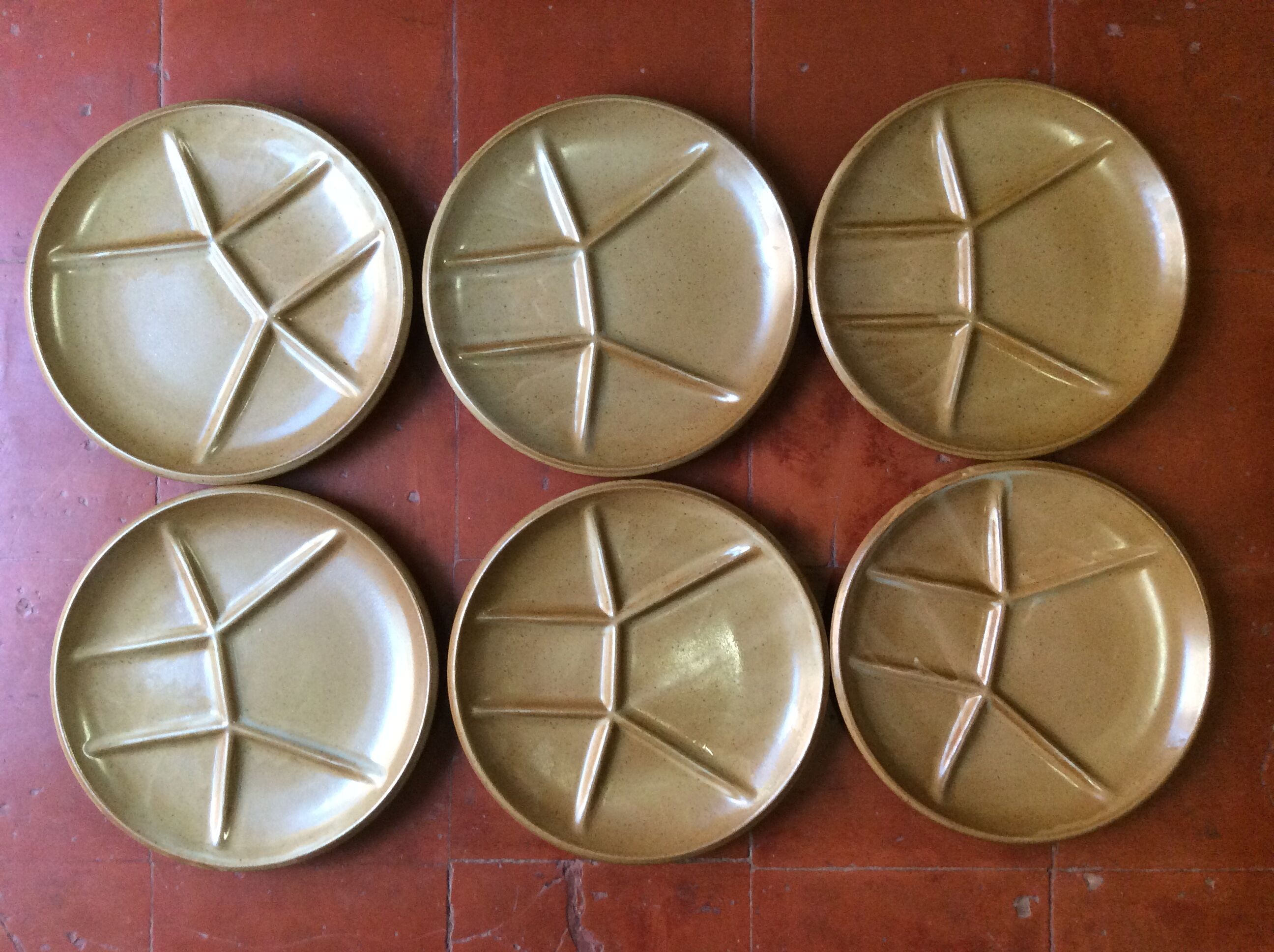 12 assiettes à compartiments ou fondue en grès vintage