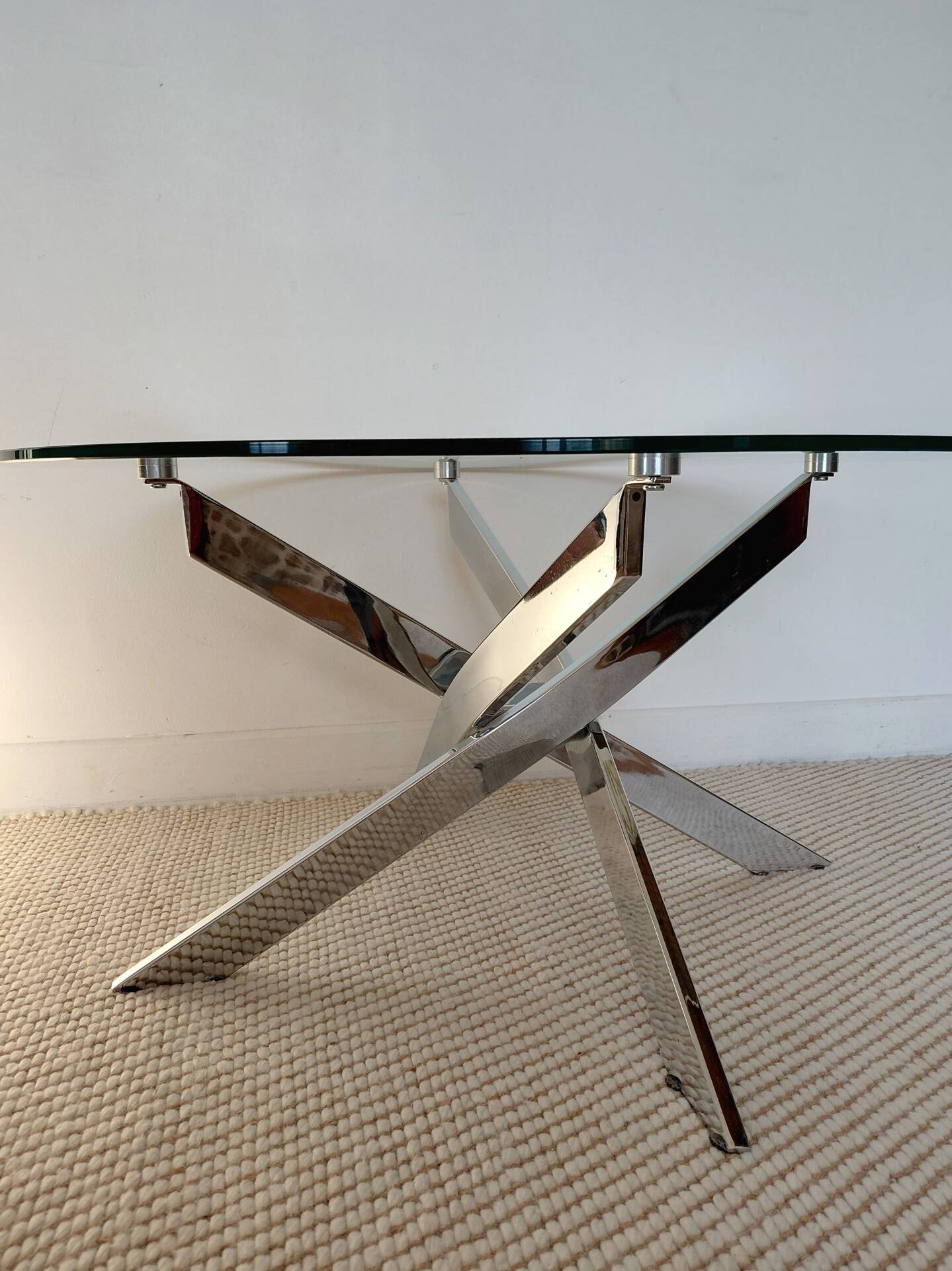 Table basse ronde Space Age acier chromé, verre, piètement hélice 70s