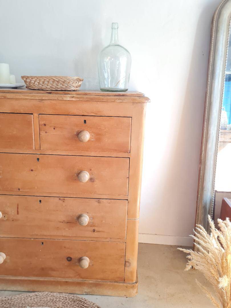 Antique English-style chest of drawers