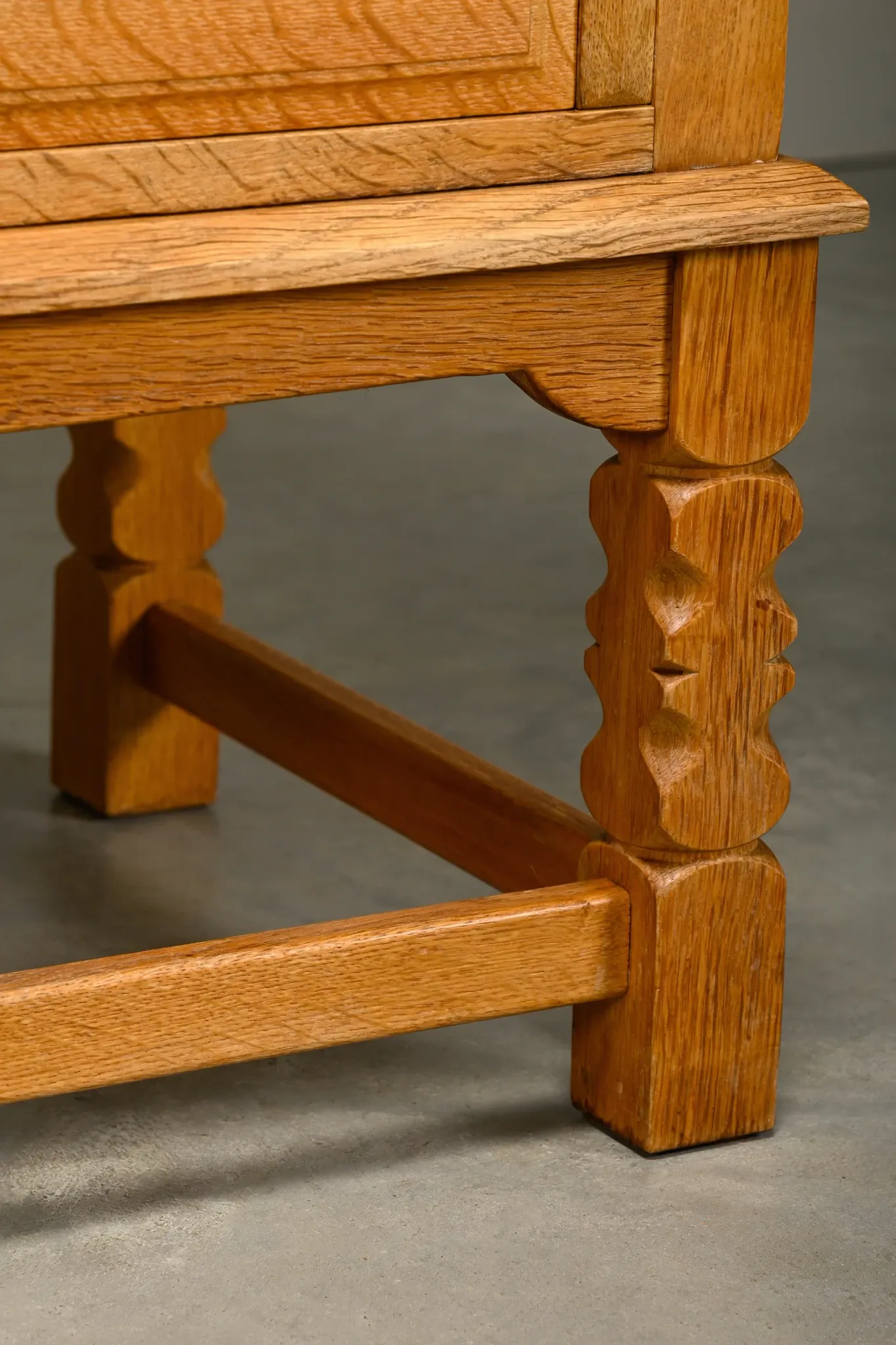 Henning Kjærnulf grand buffet mid-century brutaliste en chêne, années 1960