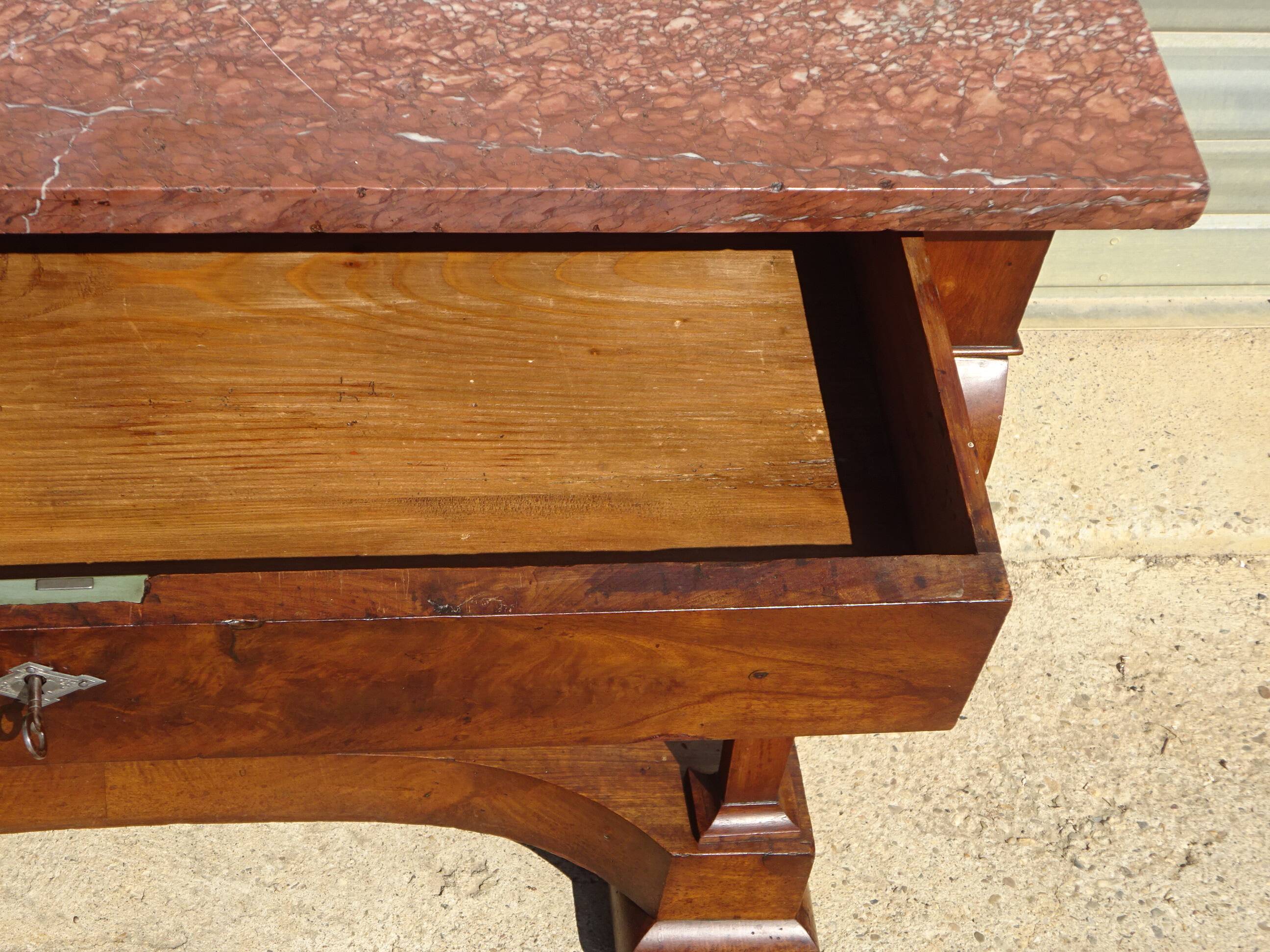Console époque Restauration, style  Charles X en noyer avec marbre griotte