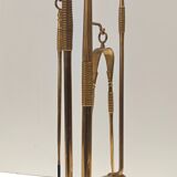 Ensemble d'ustensiles de cheminée en laiton, fer et verre épais, attribué à Fontana Arte