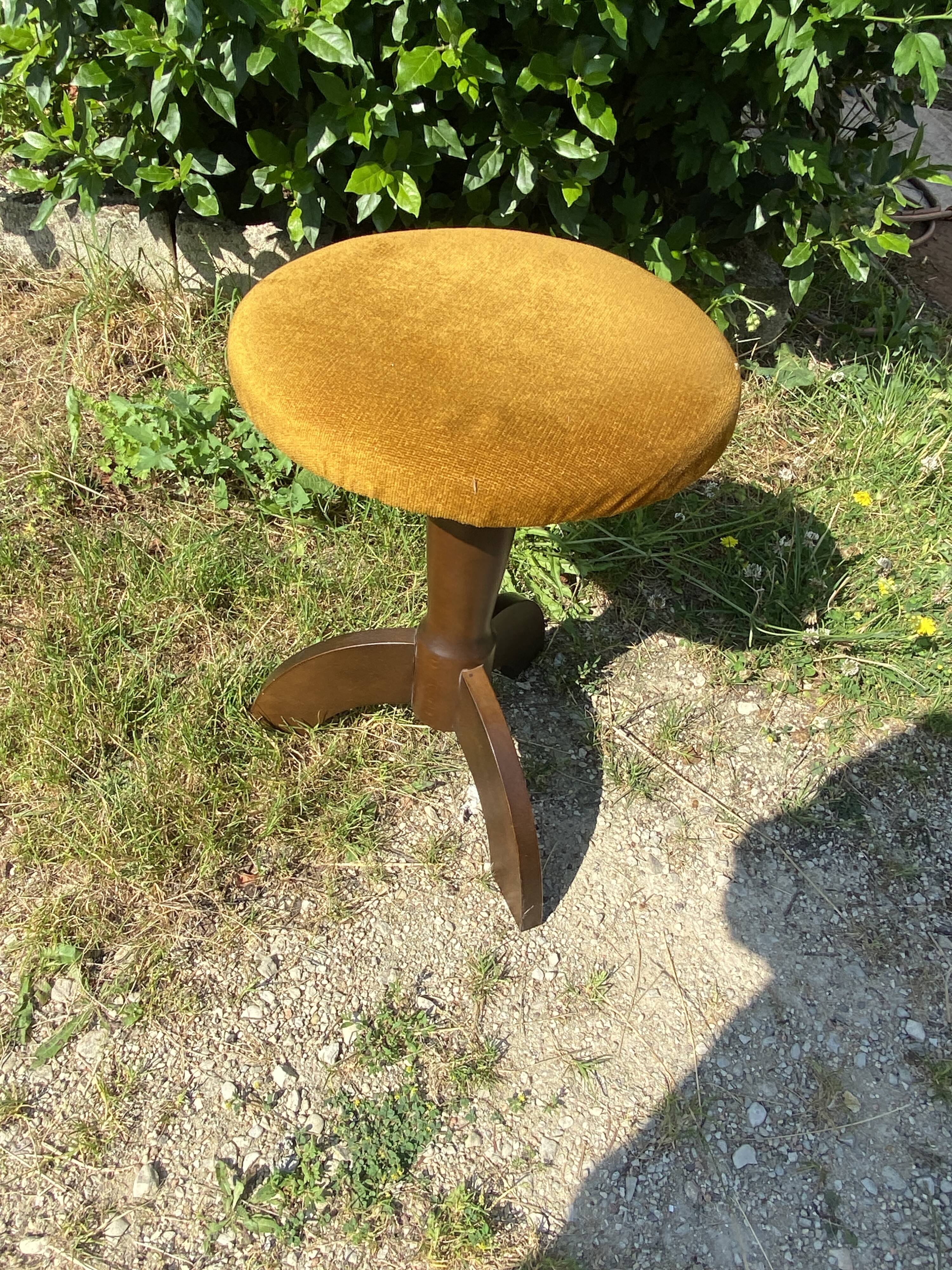 Pianist stool