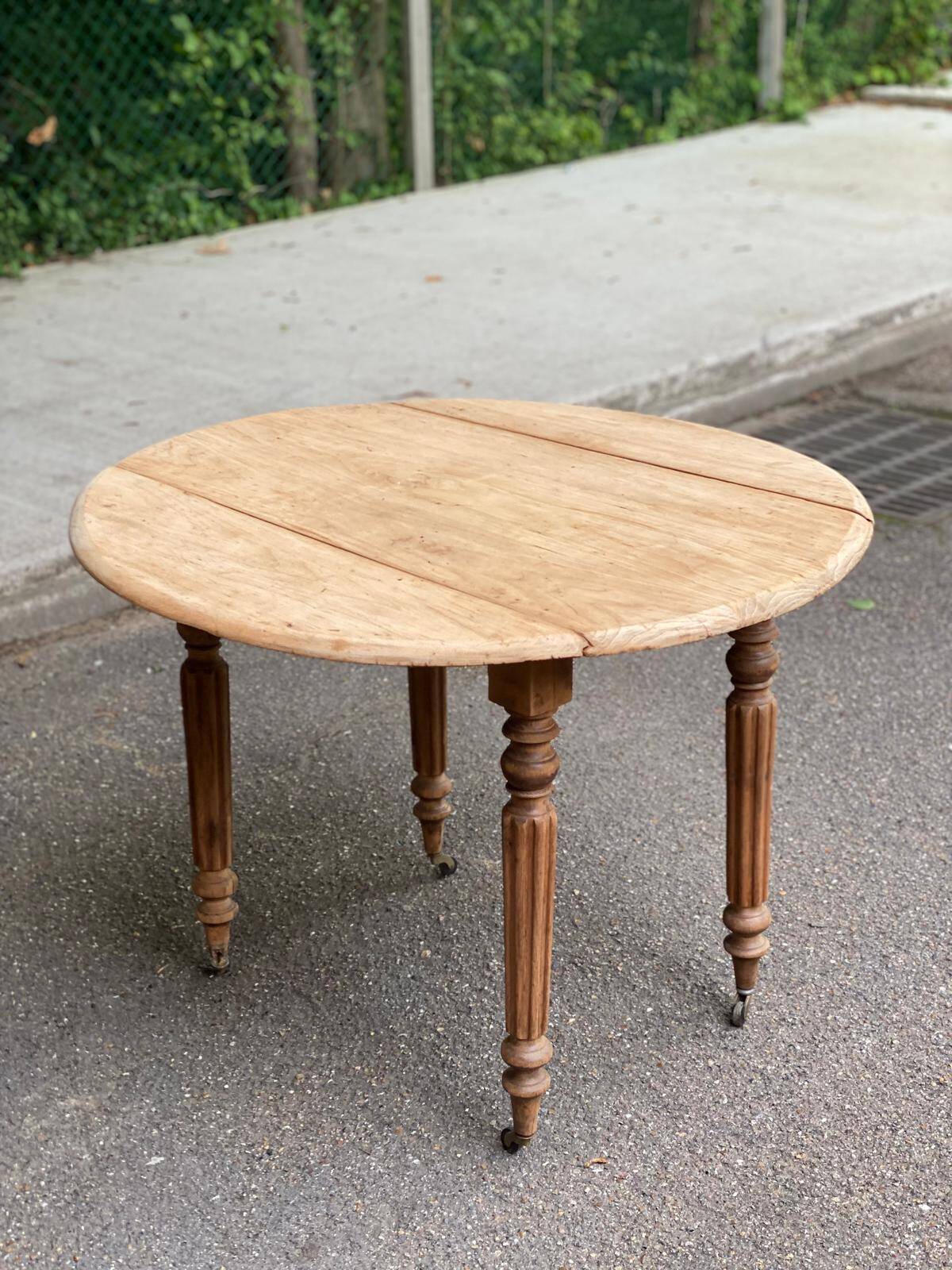 Renovated 18th century solid wood extendable round dining table with shutters
