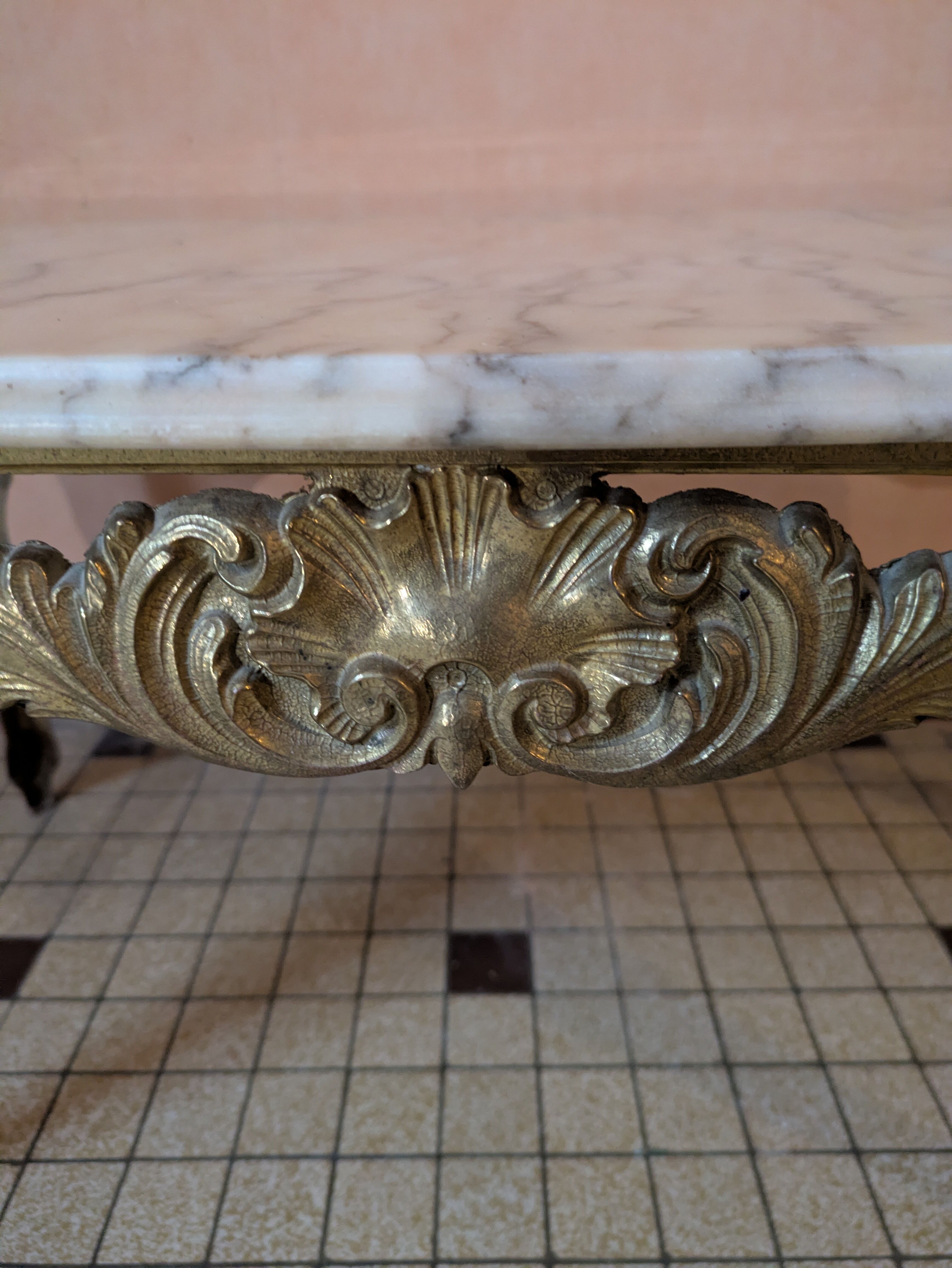 Coffee table in brass and alabaster