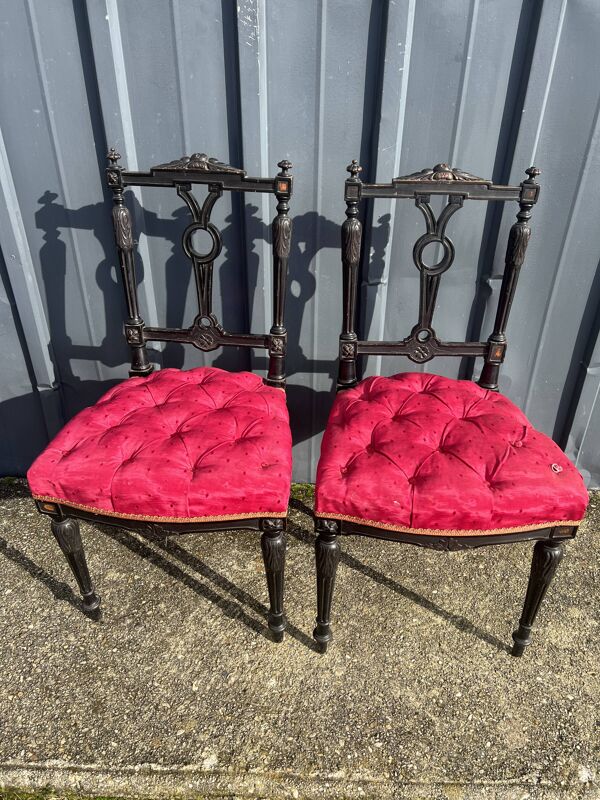 Paire de chaises laquées en noir, garniture capiton pourpre