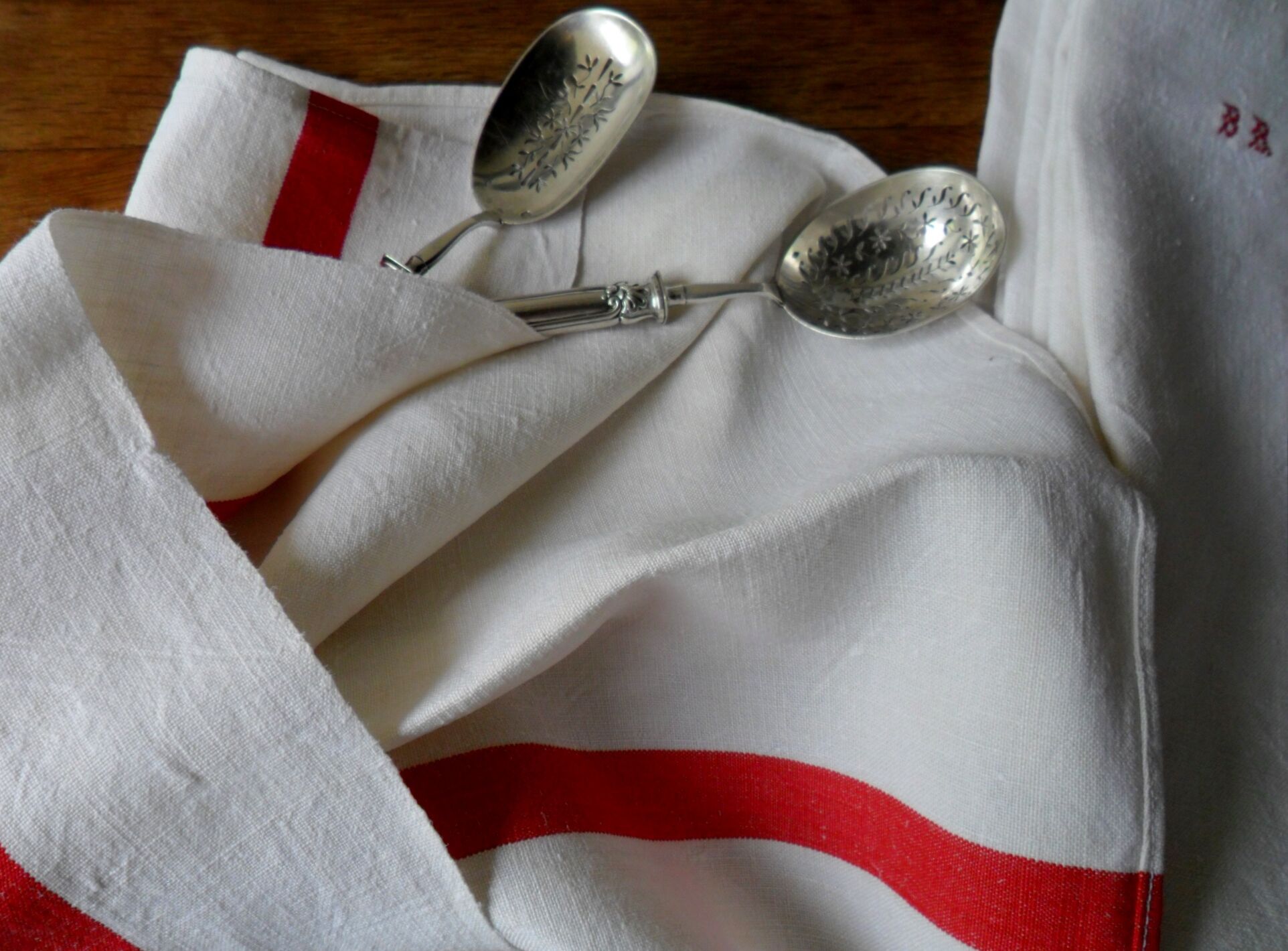 Set of 6 antique half-cloths, embroidered BR