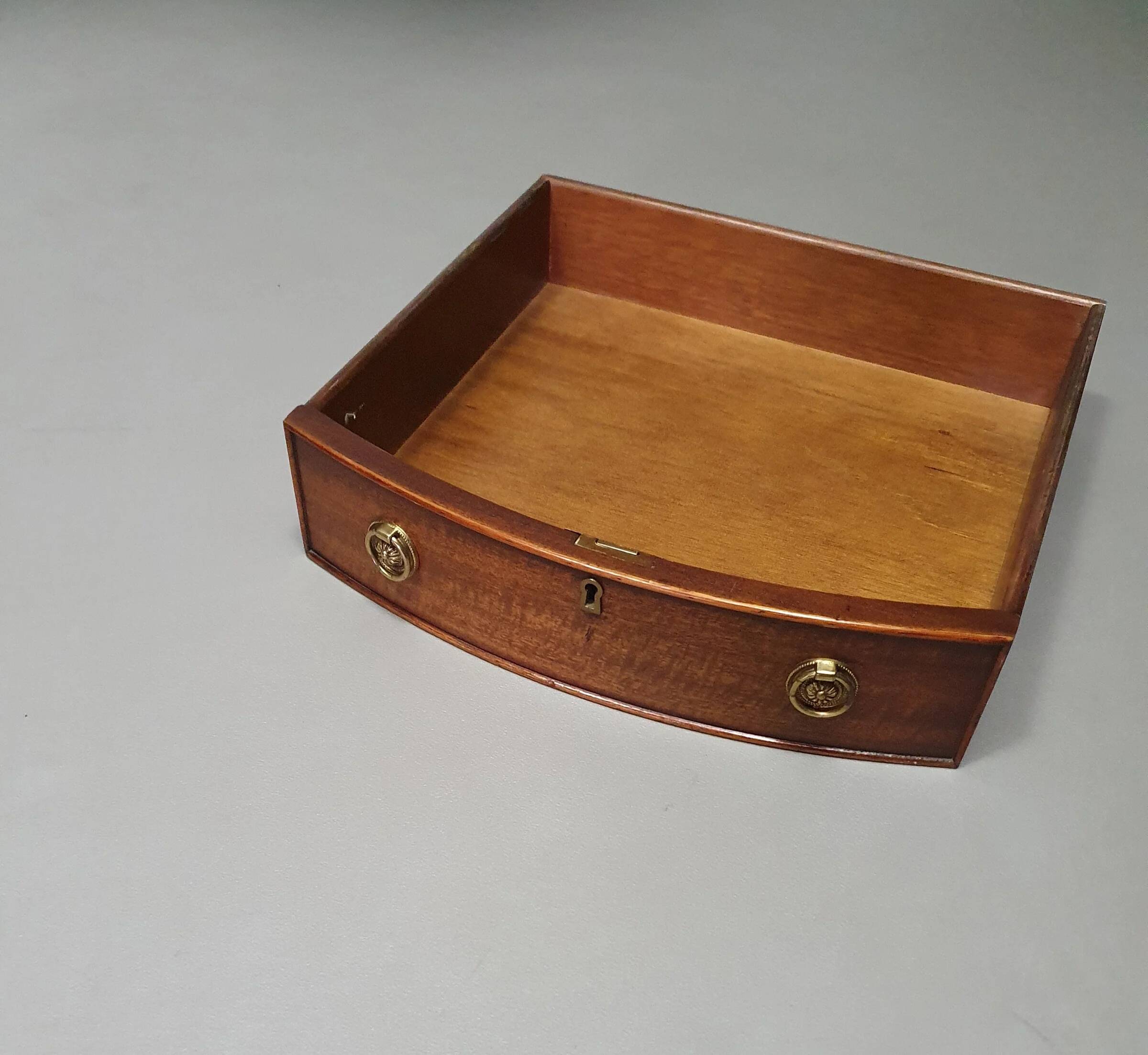 Table basse / table tambour victorienne « Heldense » en acajou avec plateau en cuir sur roulettes en laiton. Années 1980