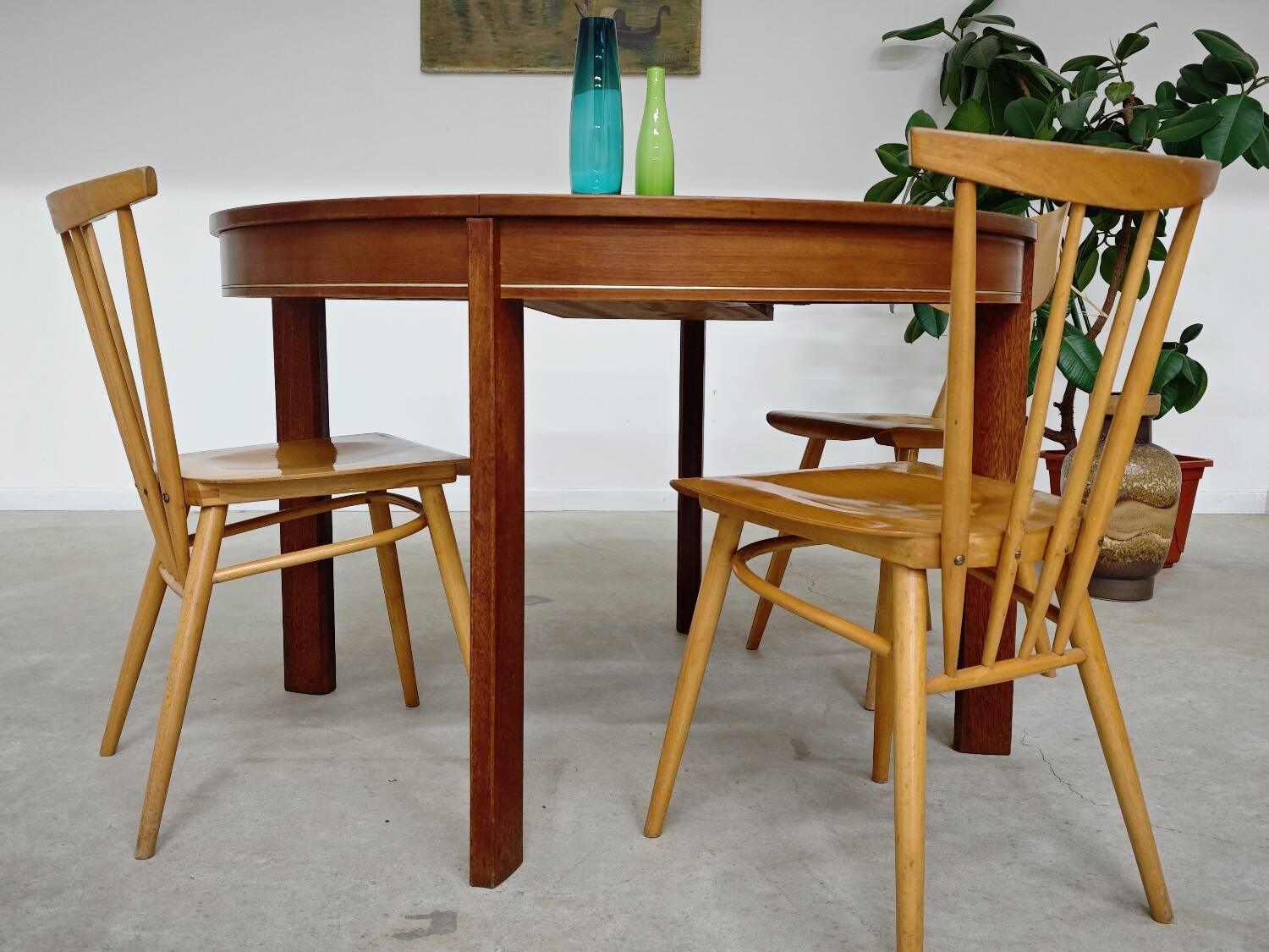 Extendable table with integrated Scandinavian style Self