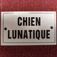 Plaque émaillée « chien lunatique »