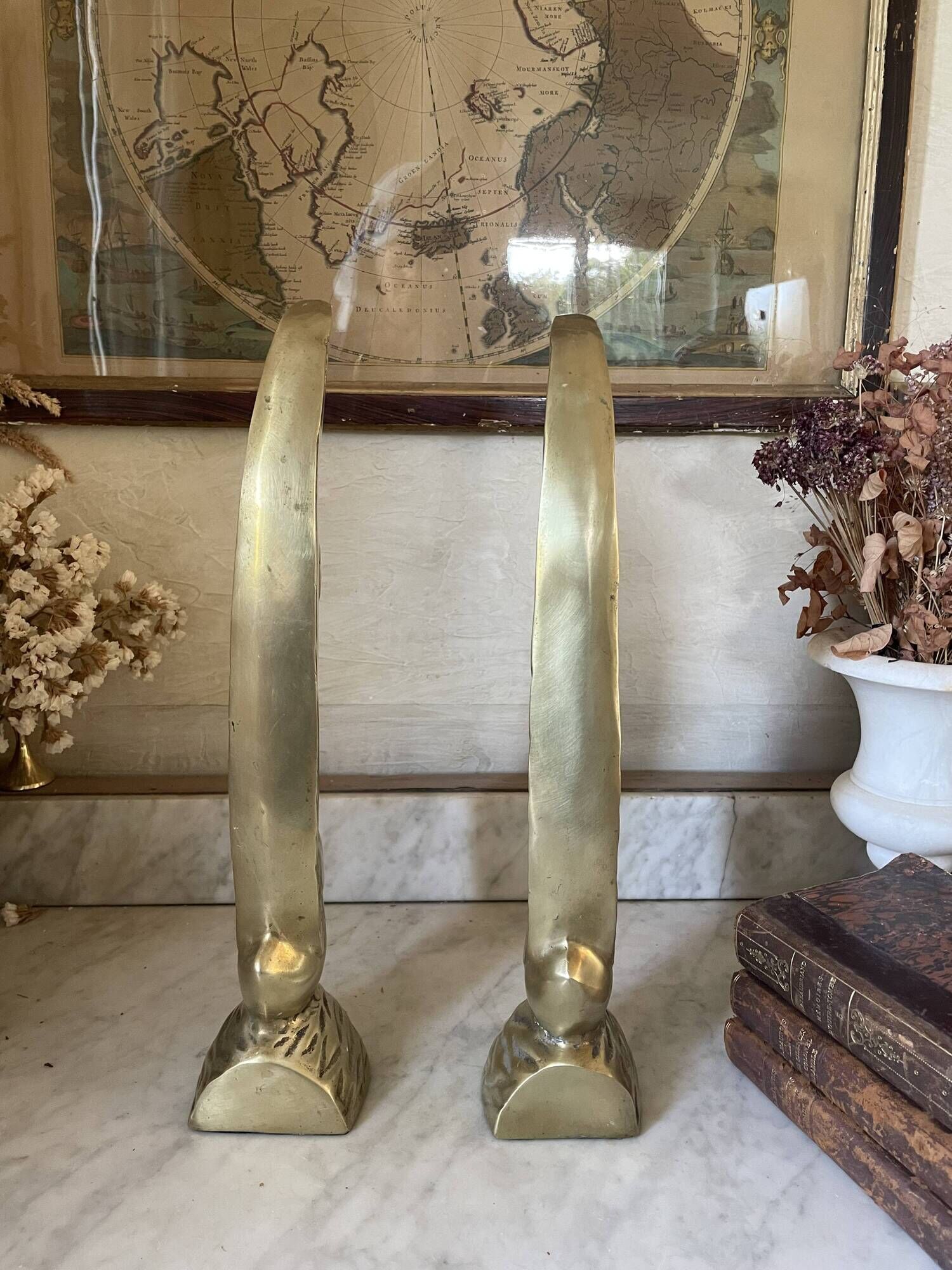 Pair of brass bookends, sculptural swans in Art Nouveau style.