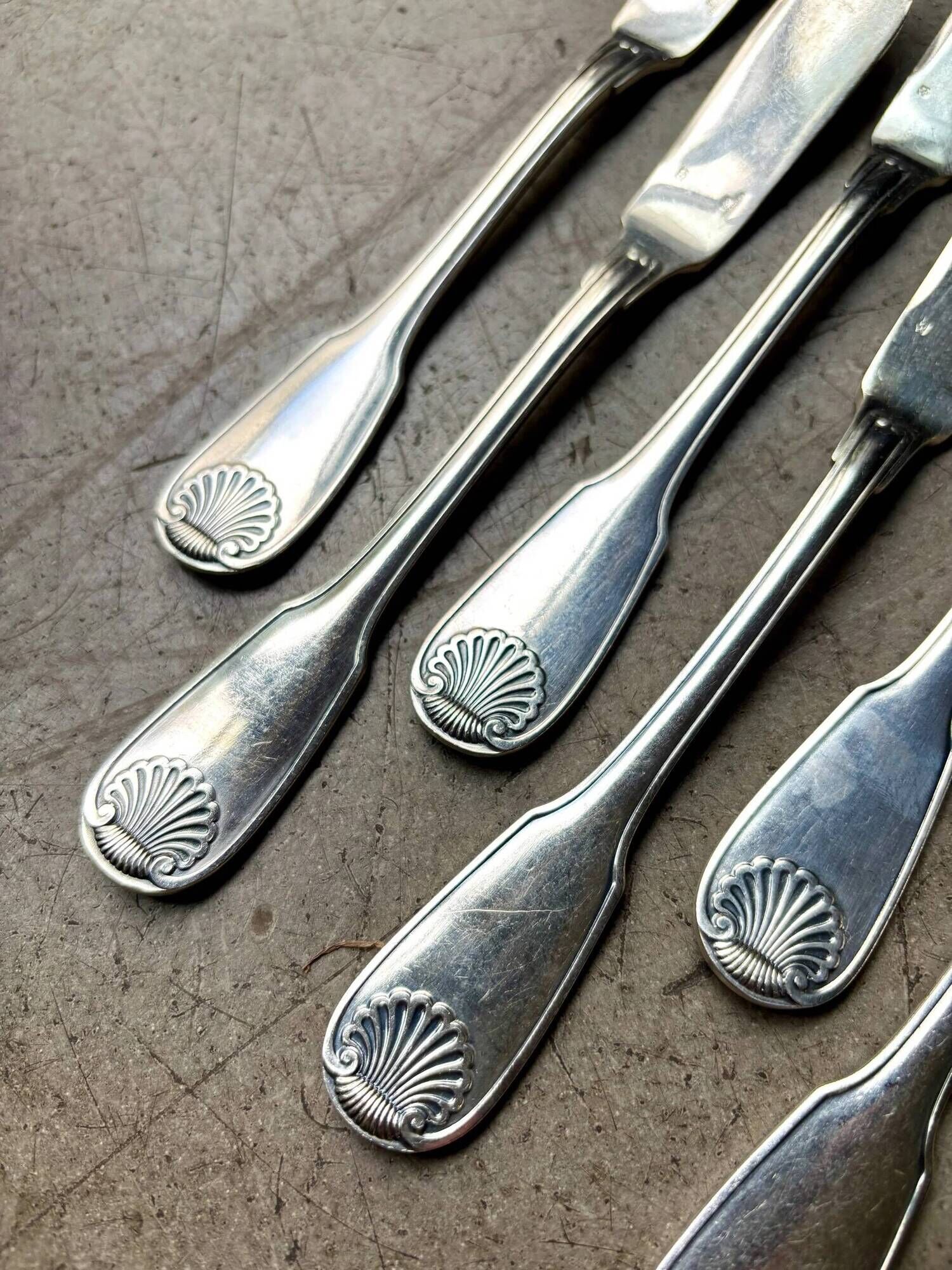 6 Christofle fish knives in silver-plated metal, shell design.