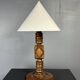 Lampe de table en bois tourné brutaliste du milieu du siècle dans le style de Charles Dudouyt.