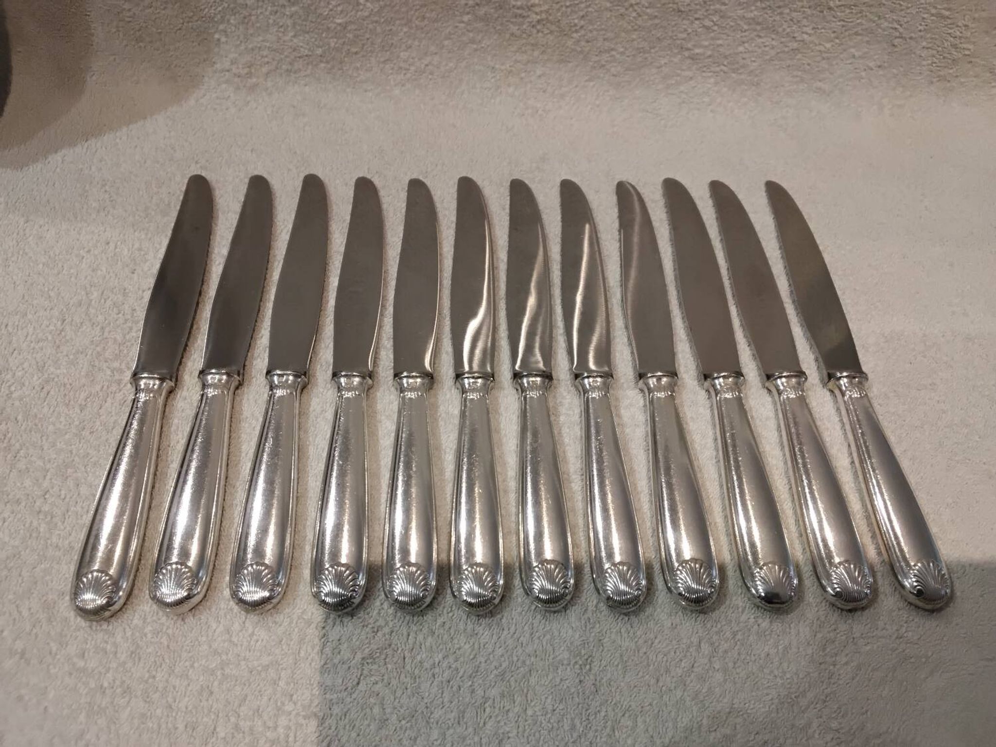 12 silver-plated table knives by Christofle Vendôme, 24.6cm