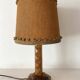 Lampe art déco en bois sculpté et jute