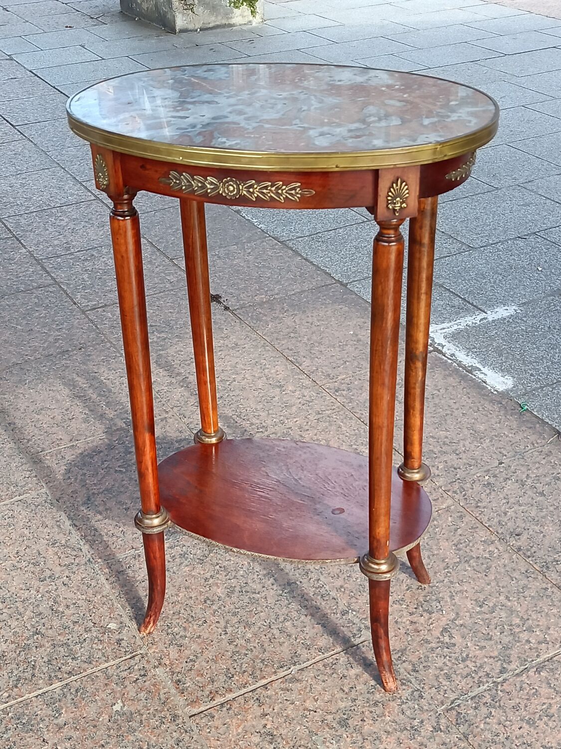 Pedestal table
