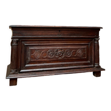 Coffre en bois naturel sculpté du XVIIIeme siècle