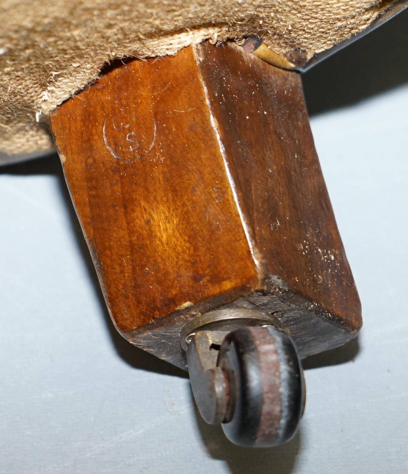 Victorian Chesterfield canapé from 1890 in restored leather, stamped Cornelius V. Smith.