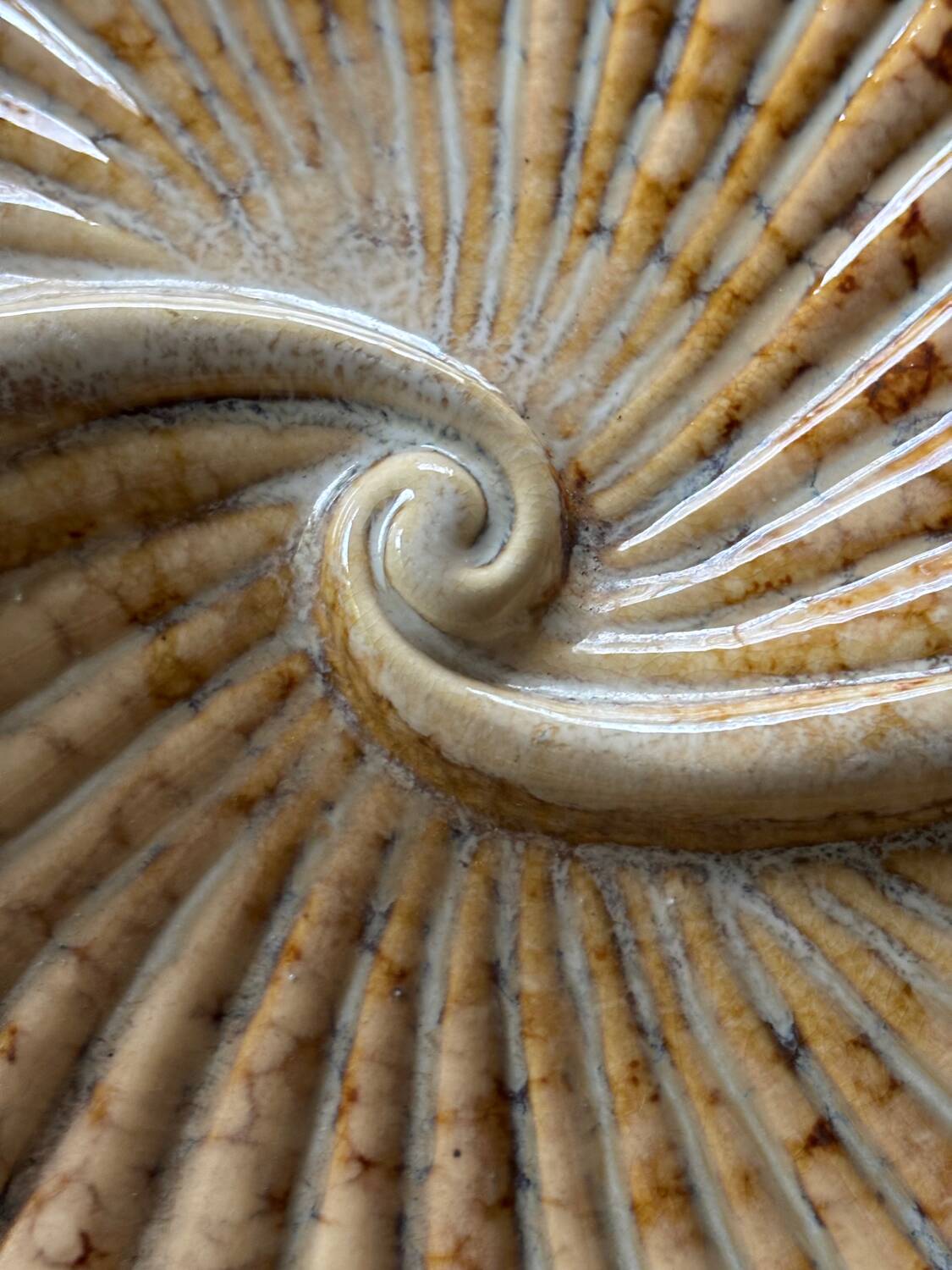 Ceramic shell-shaped trinket tray