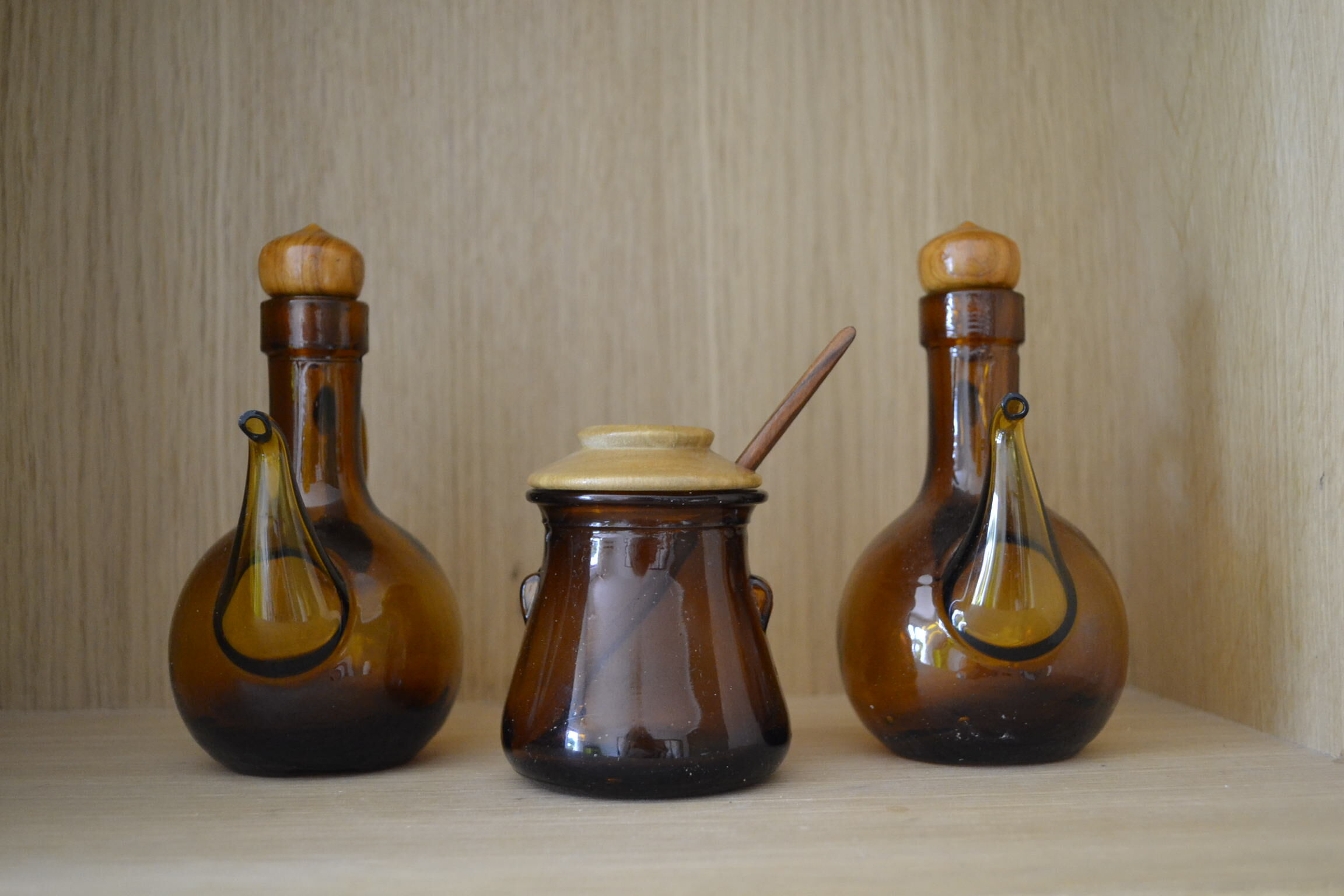 Oil, wine and moutardier smoked glass and wood