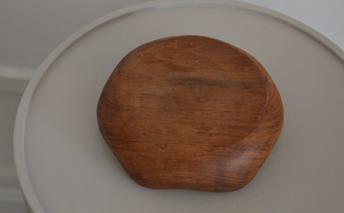 Wooden pocket tray with wavy edges